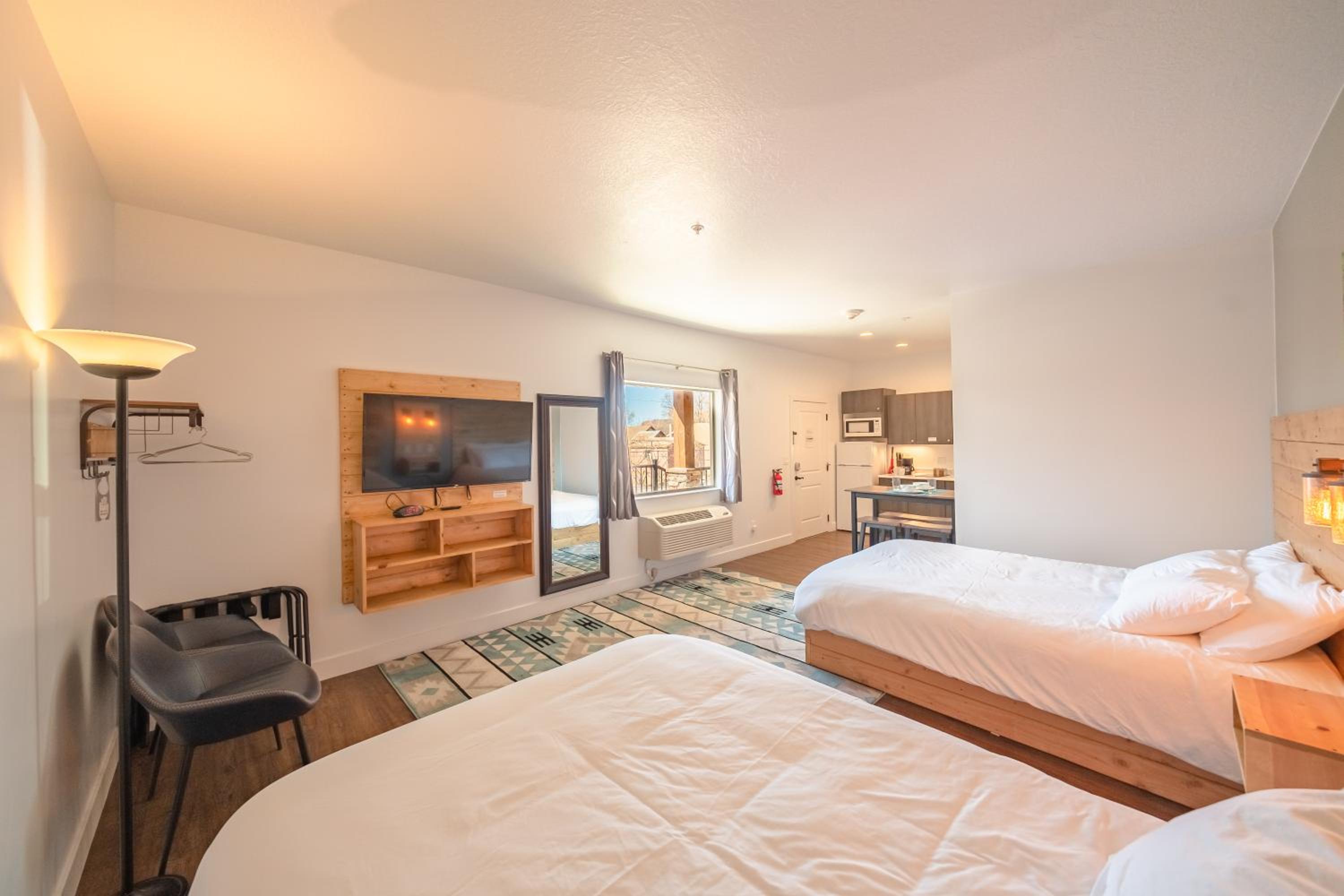 Deluxe Queen Suite - Photo 5