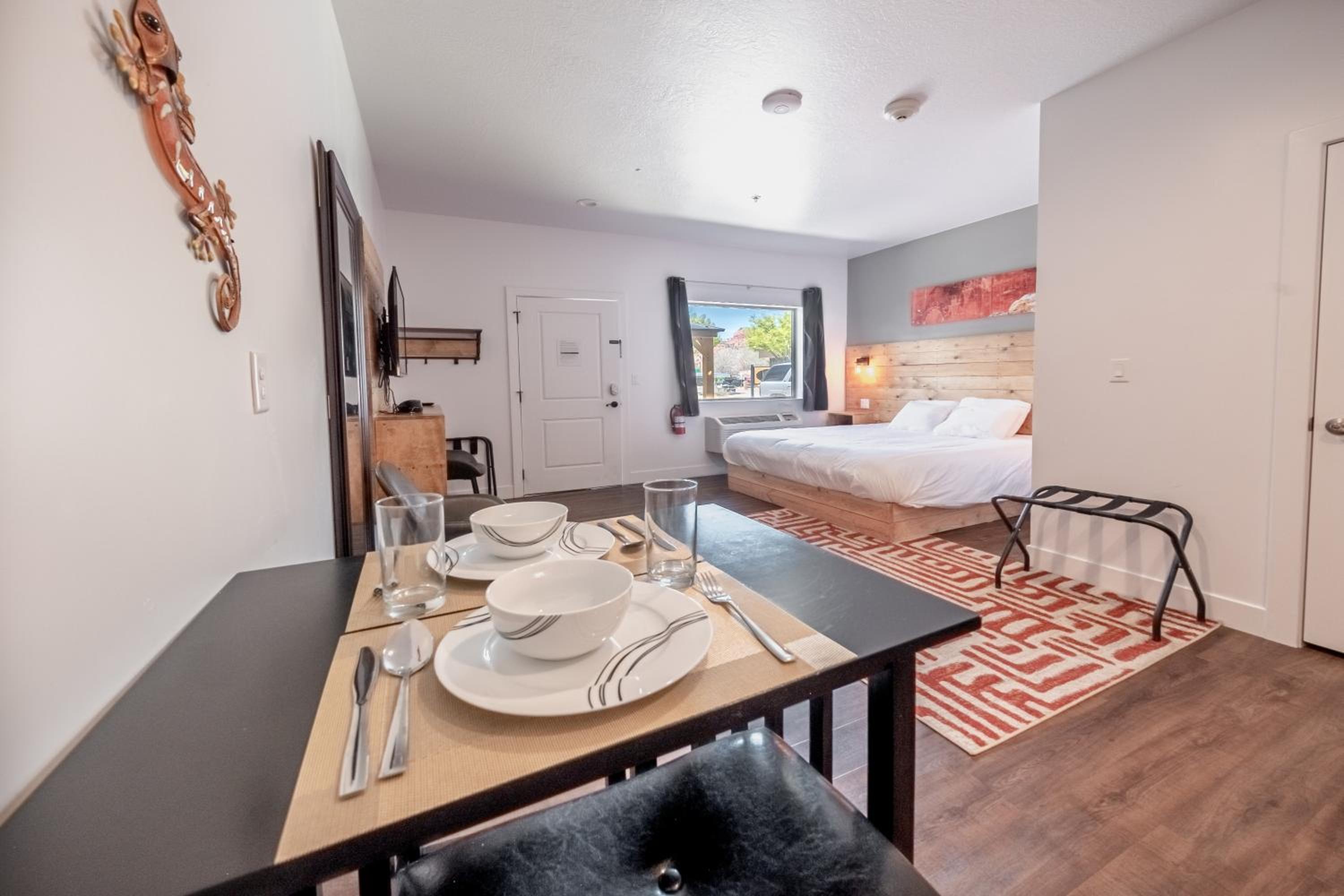 Deluxe King Suite - Photo 9