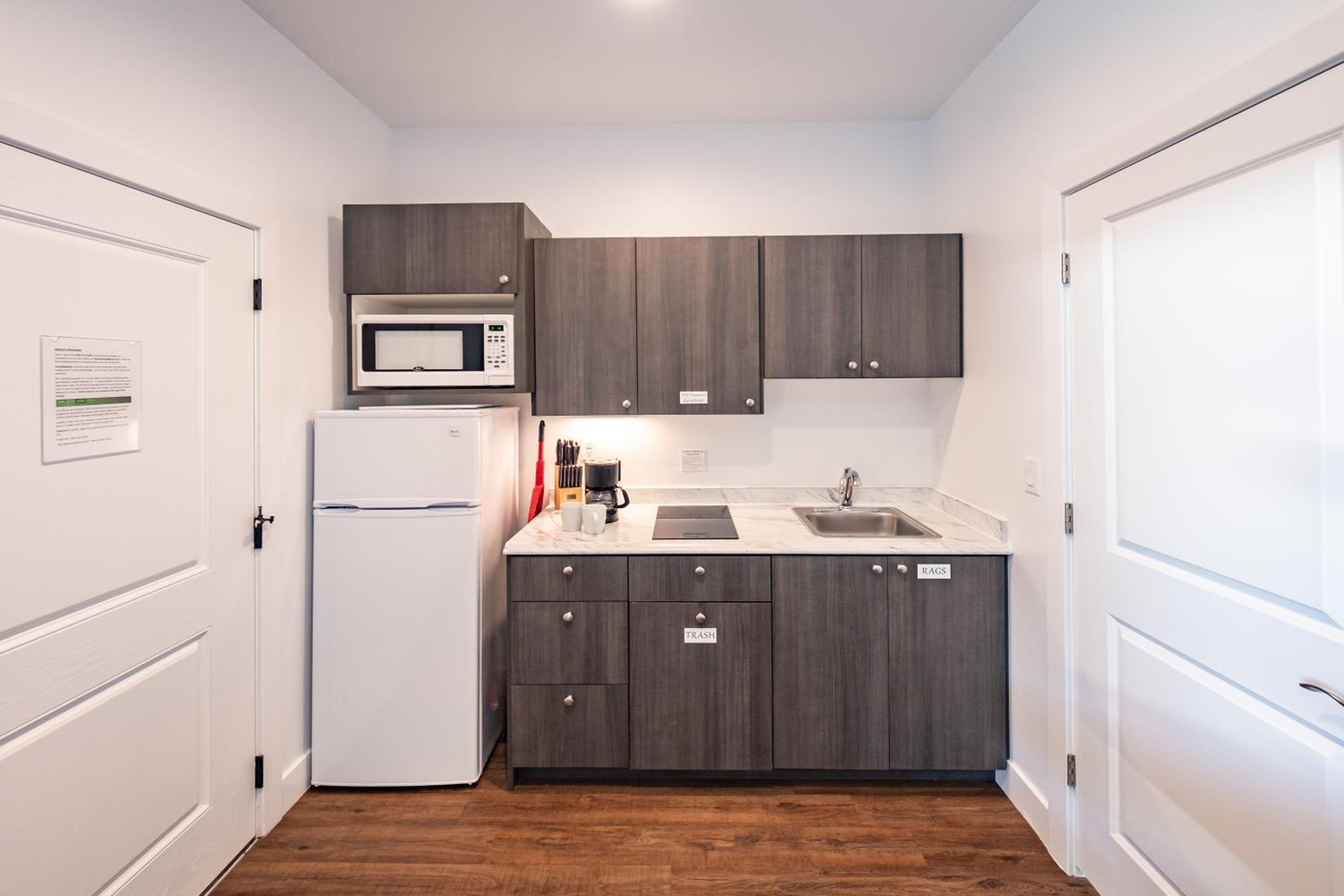 Deluxe Queen Suite - Photo 19
