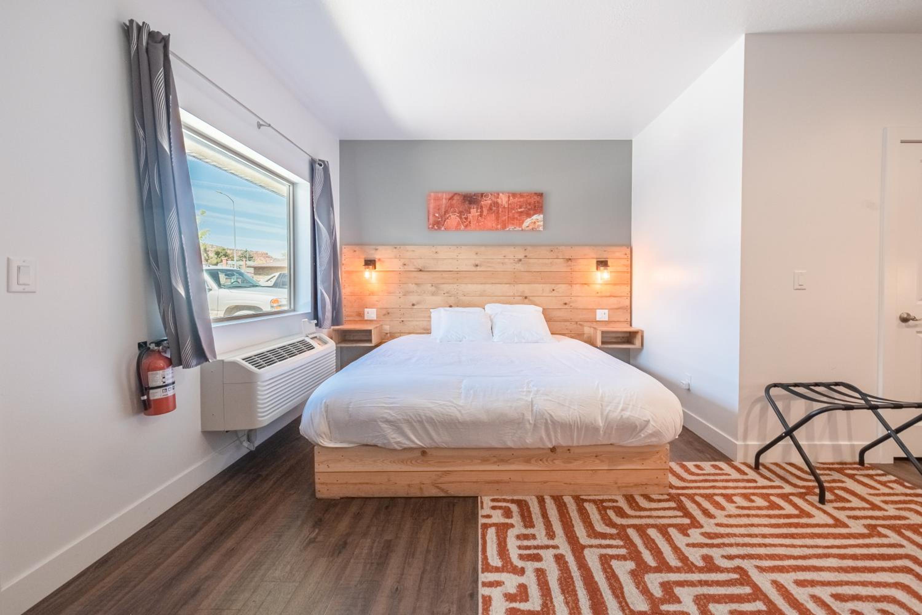 Deluxe King Suite - Photo 12