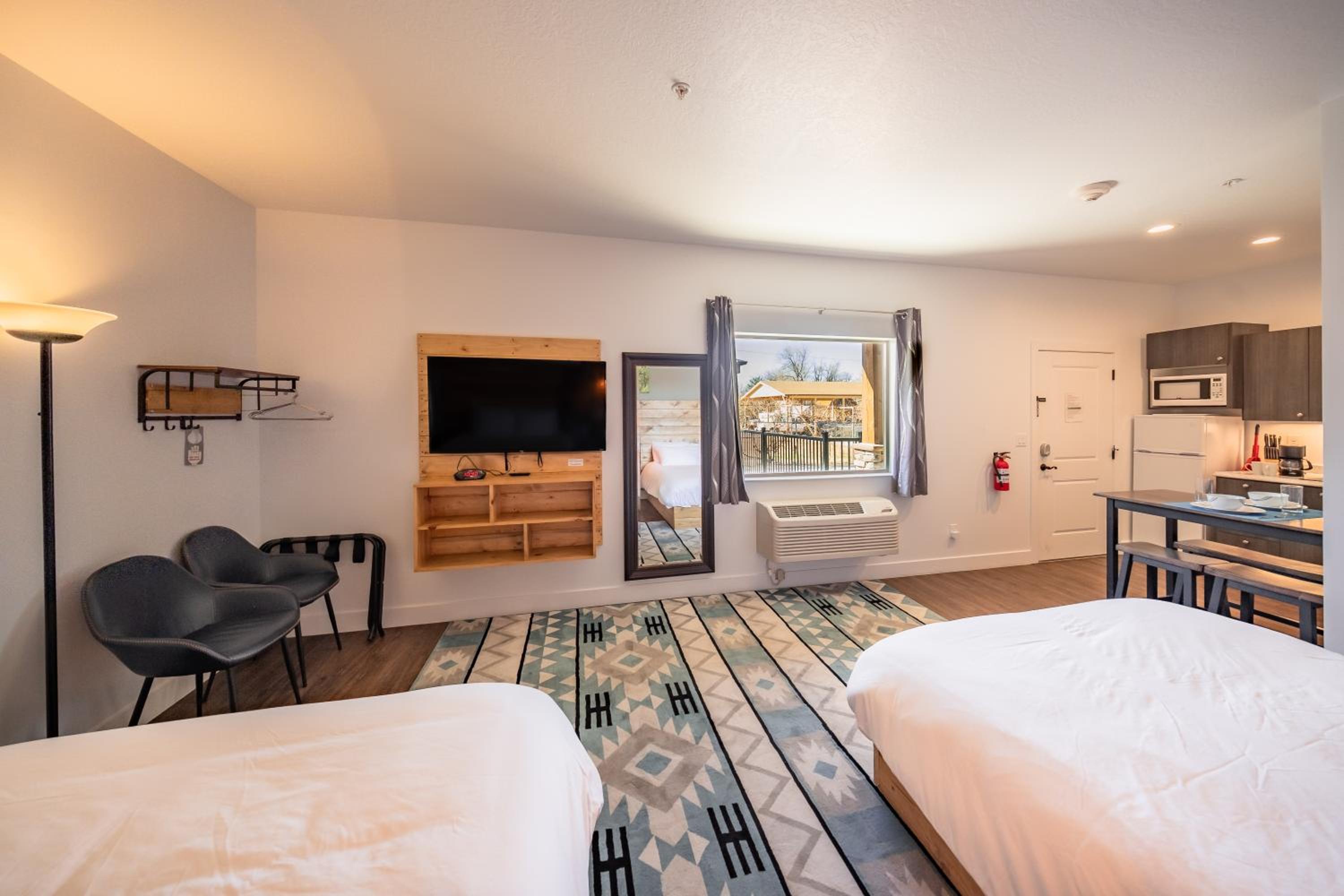 Deluxe Queen Suite - Photo 6