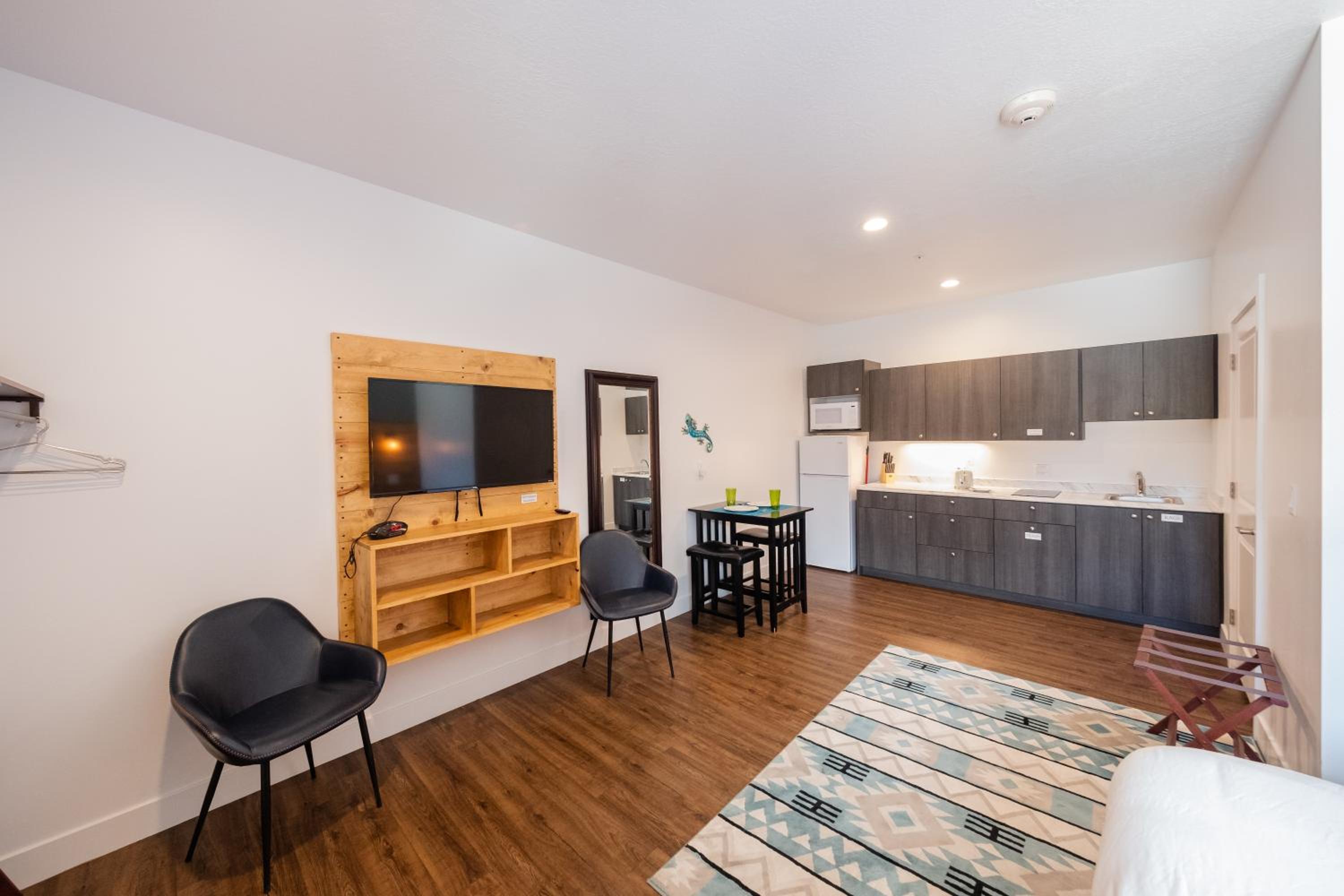 Deluxe King Suite - Photo 3