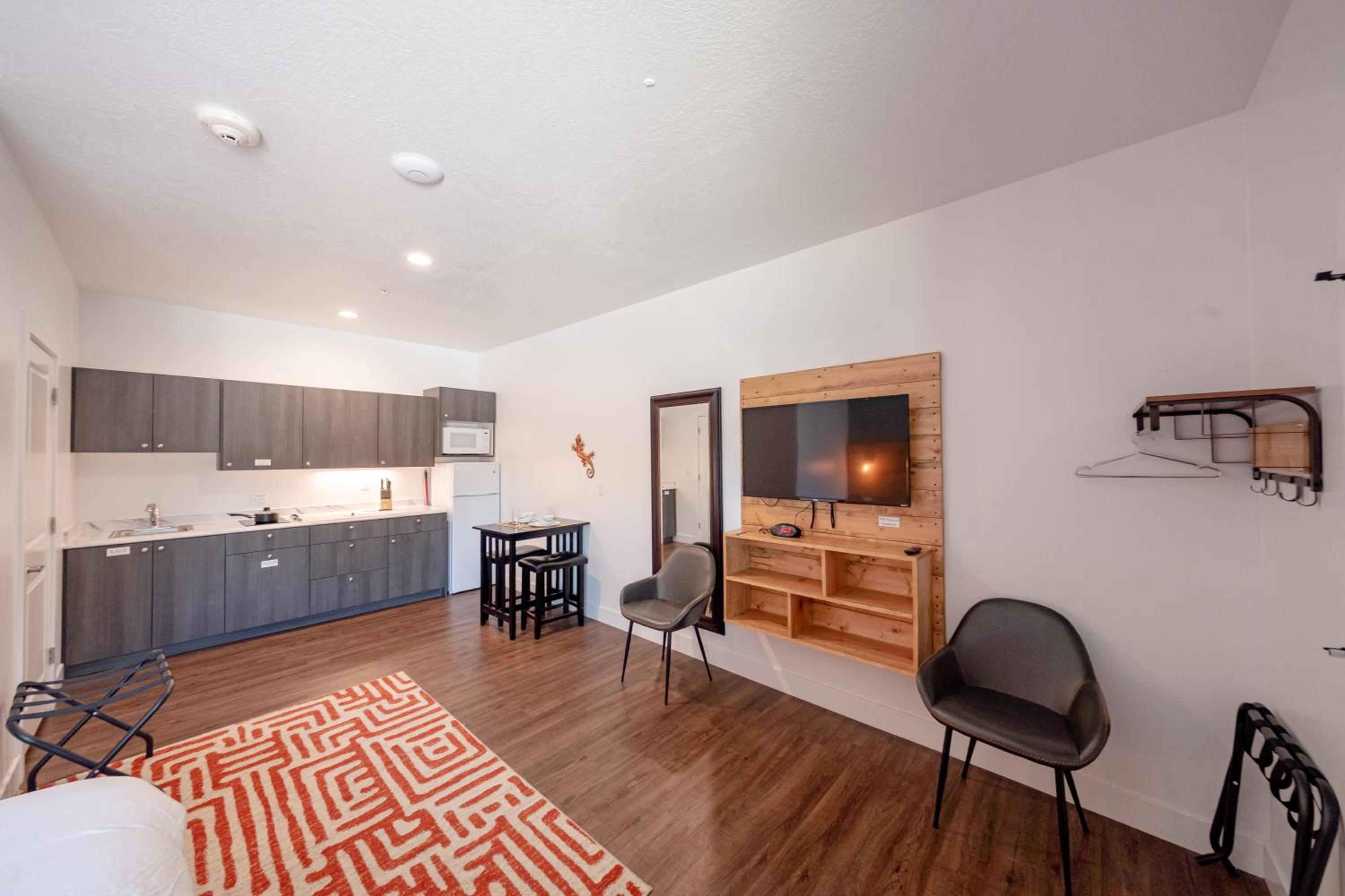 Deluxe King Suite - Photo 10