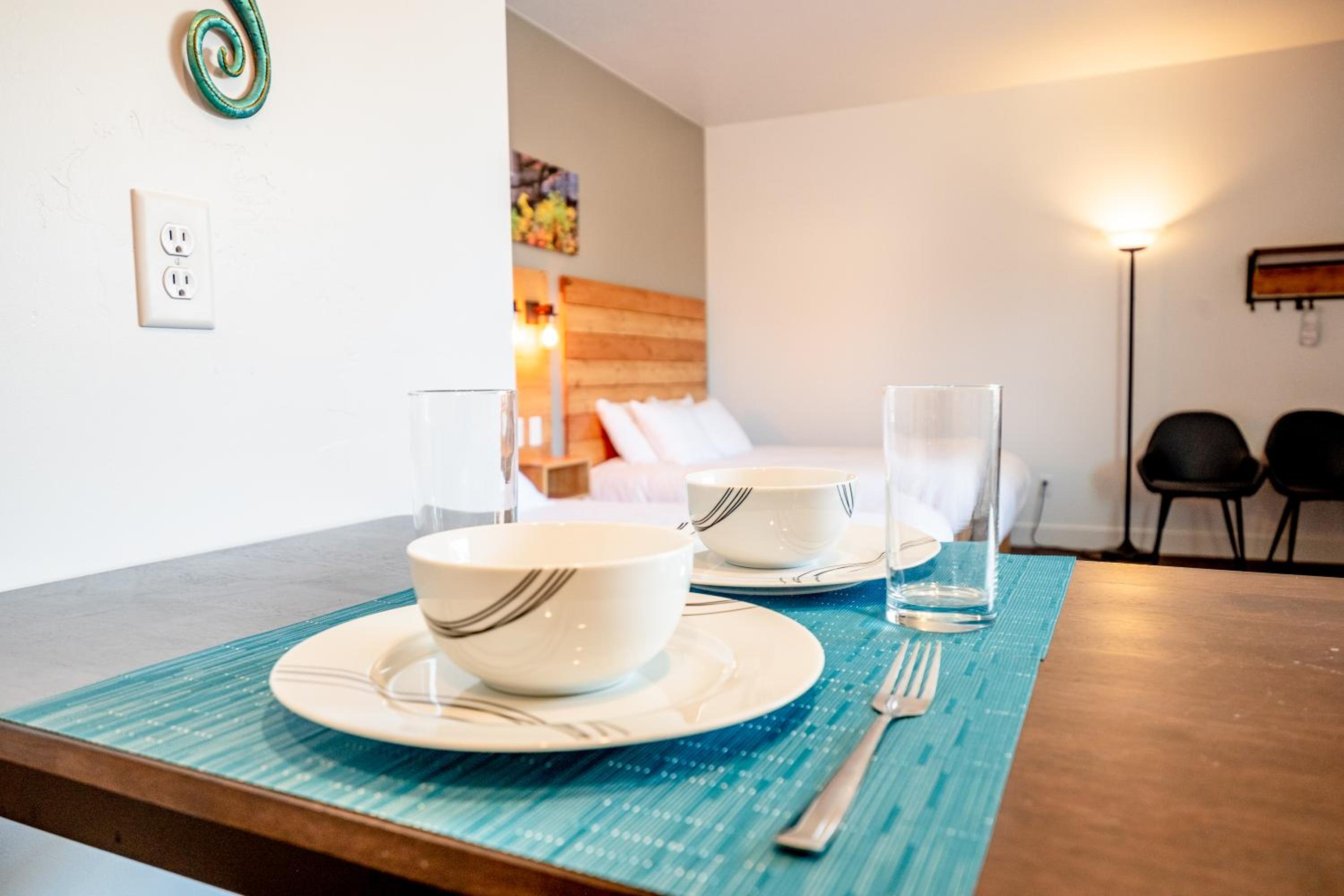 Deluxe Queen Suite - Photo 17