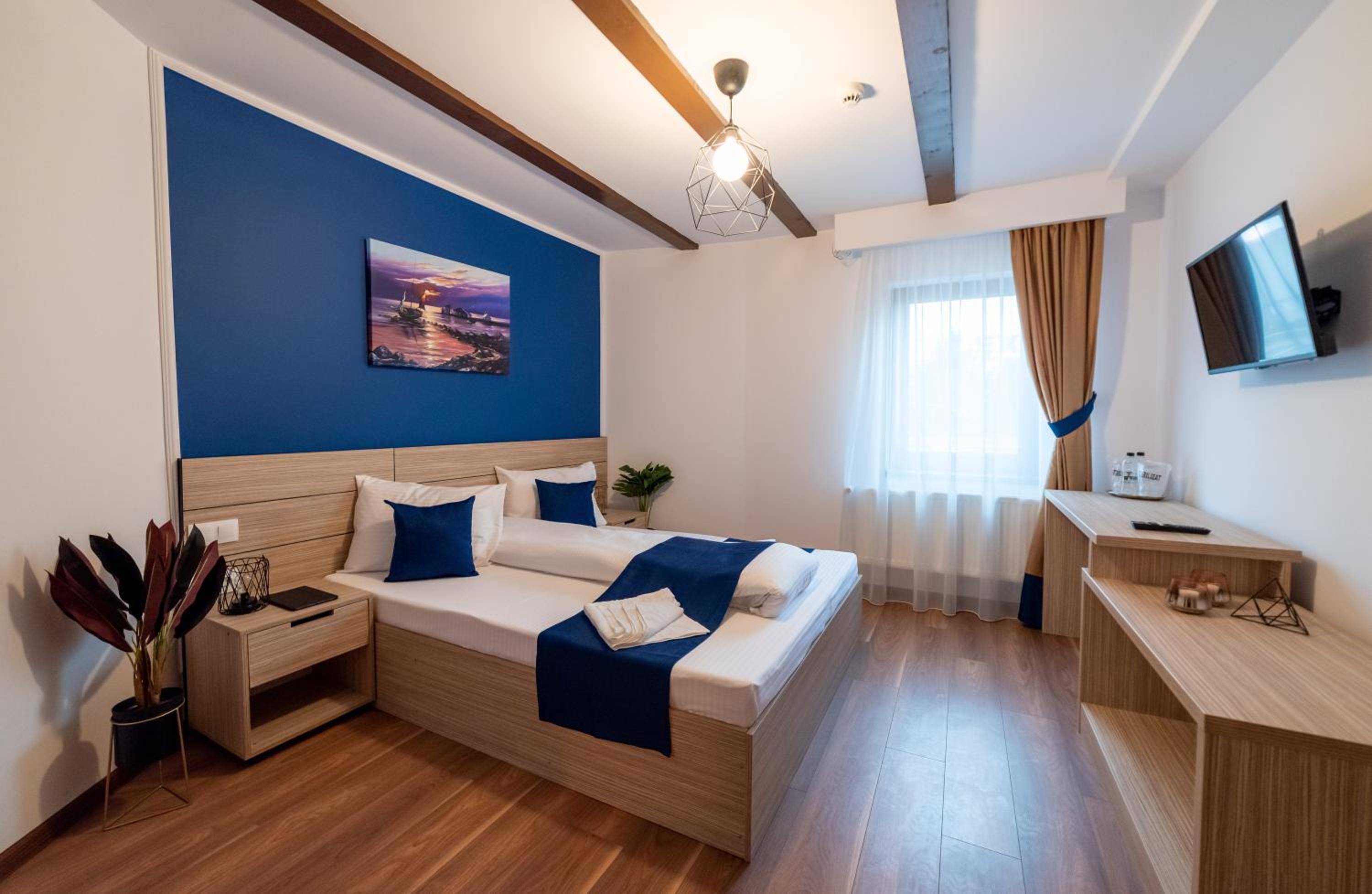 Deluxe Double or Twin Room - Photo 8