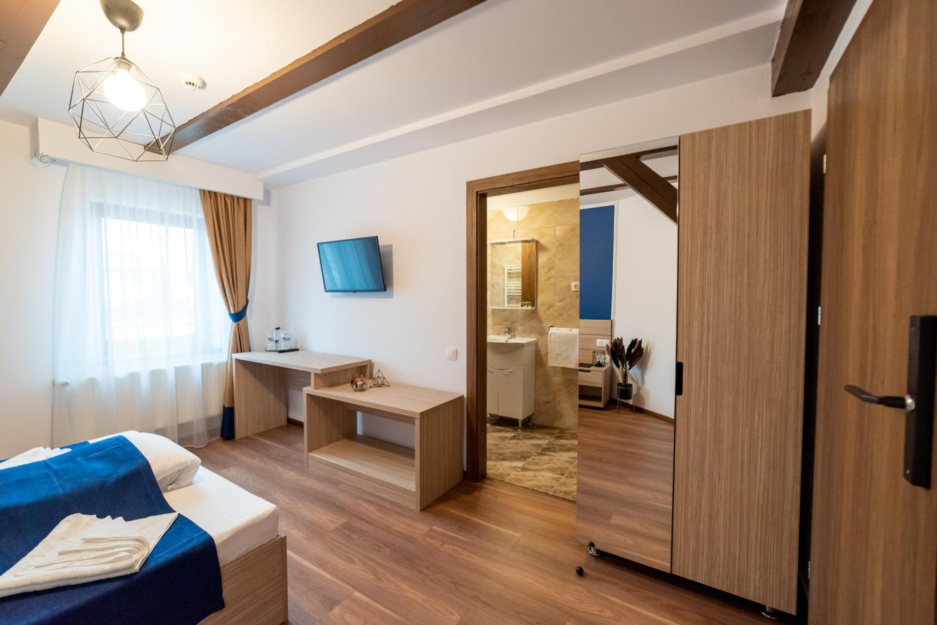 Deluxe Double or Twin Room - Photo 9