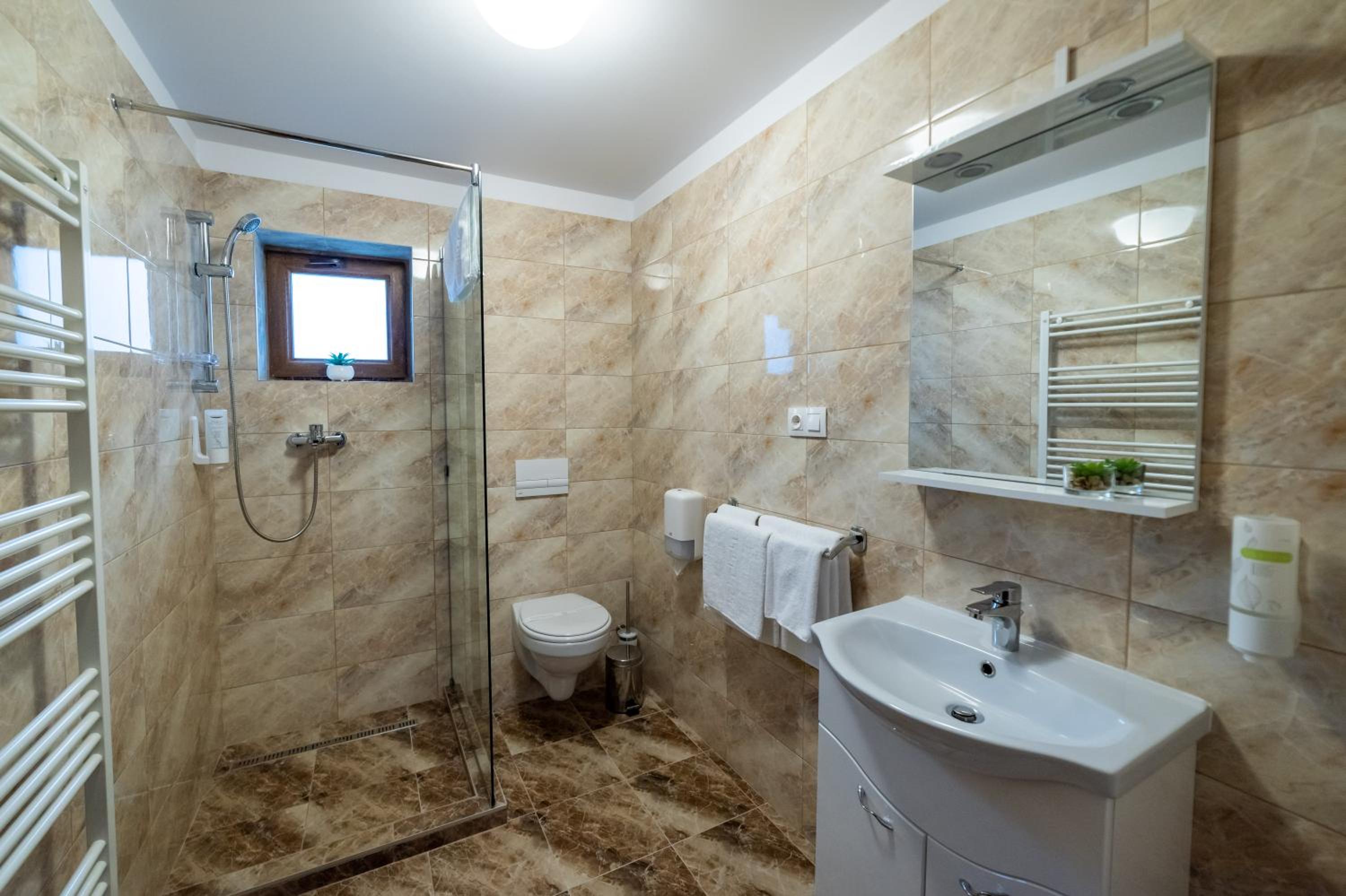 Deluxe Double or Twin Room - Photo 11