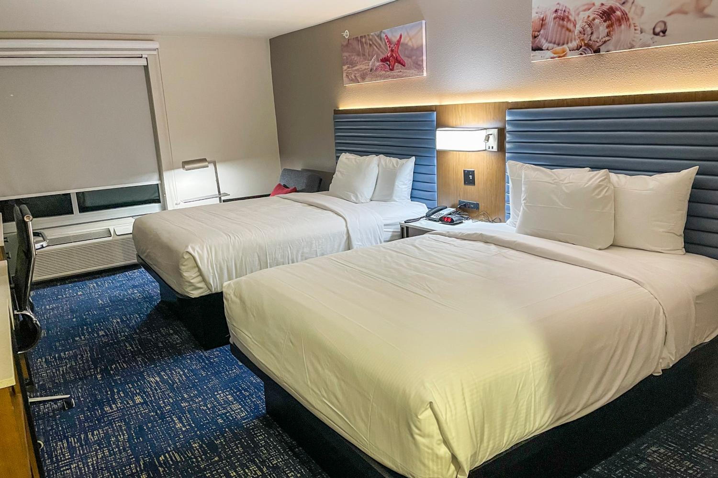 Queen Room with Two Queen Beds - Non-Smoking - Photo 4