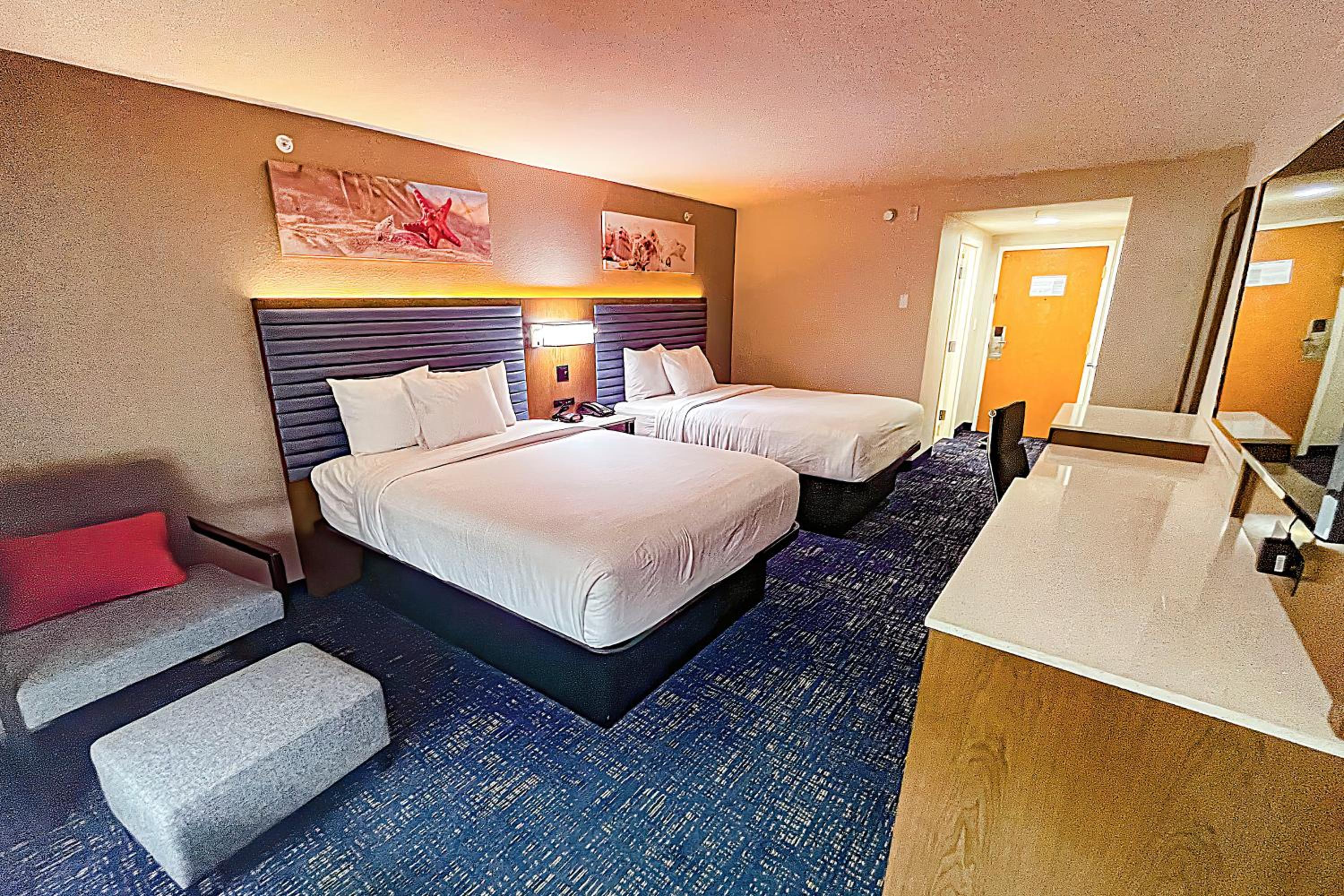 Queen Room with Two Queen Beds - Non-Smoking - Photo 1
