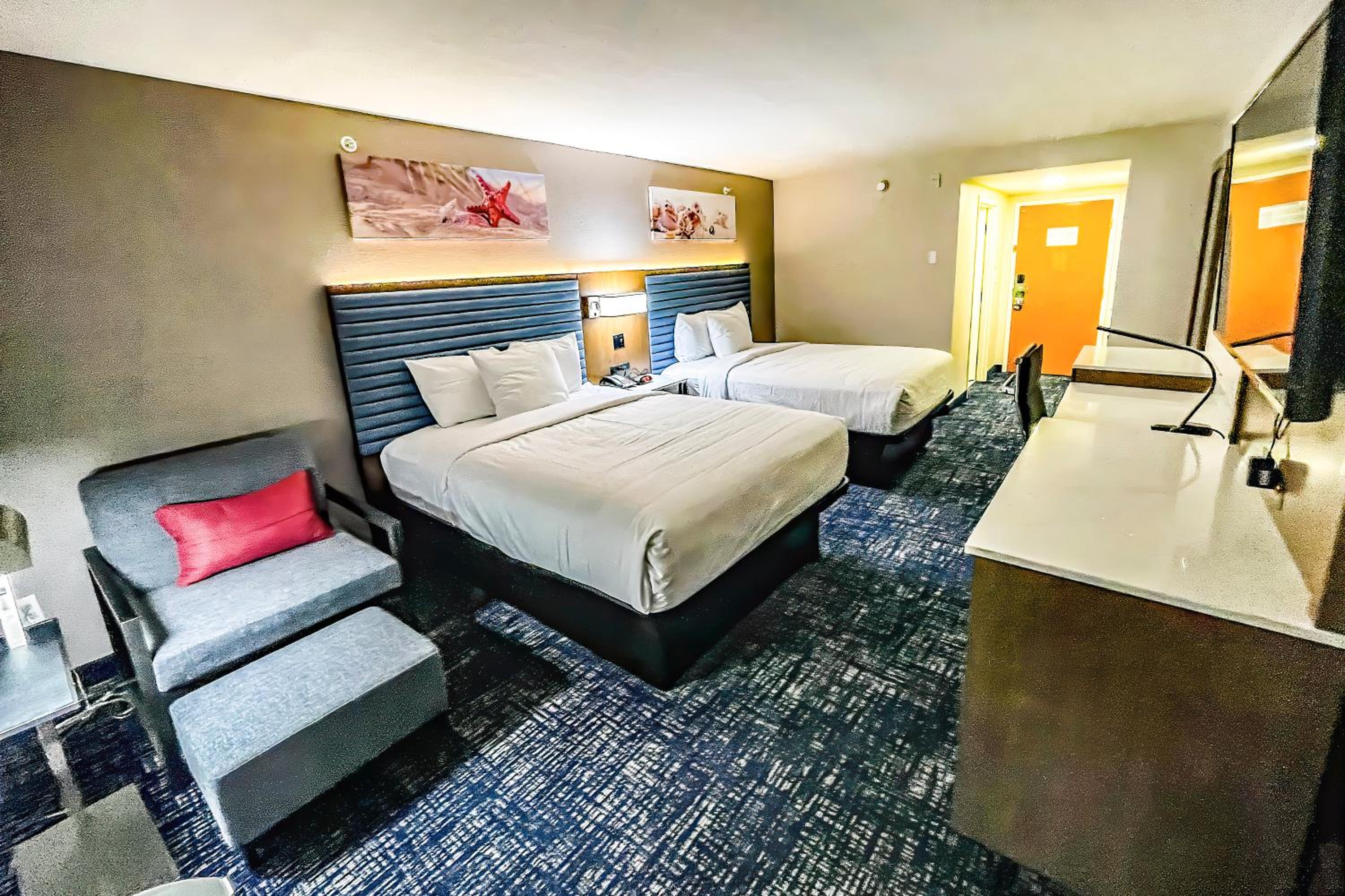 Queen Room with Two Queen Beds - Non-Smoking - Photo 2