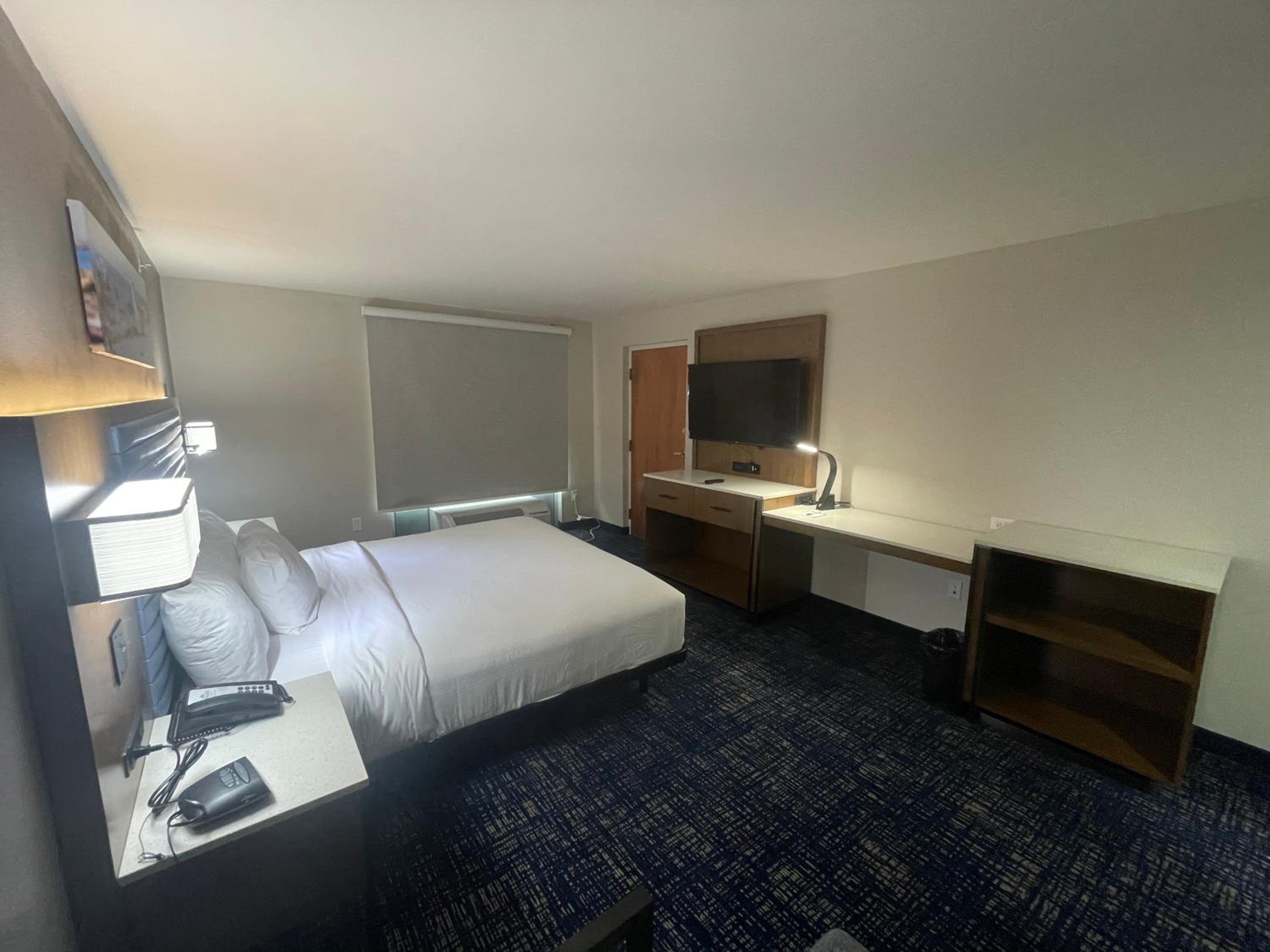 King Room - Disability Access - Non-Smoking - Photo 1
