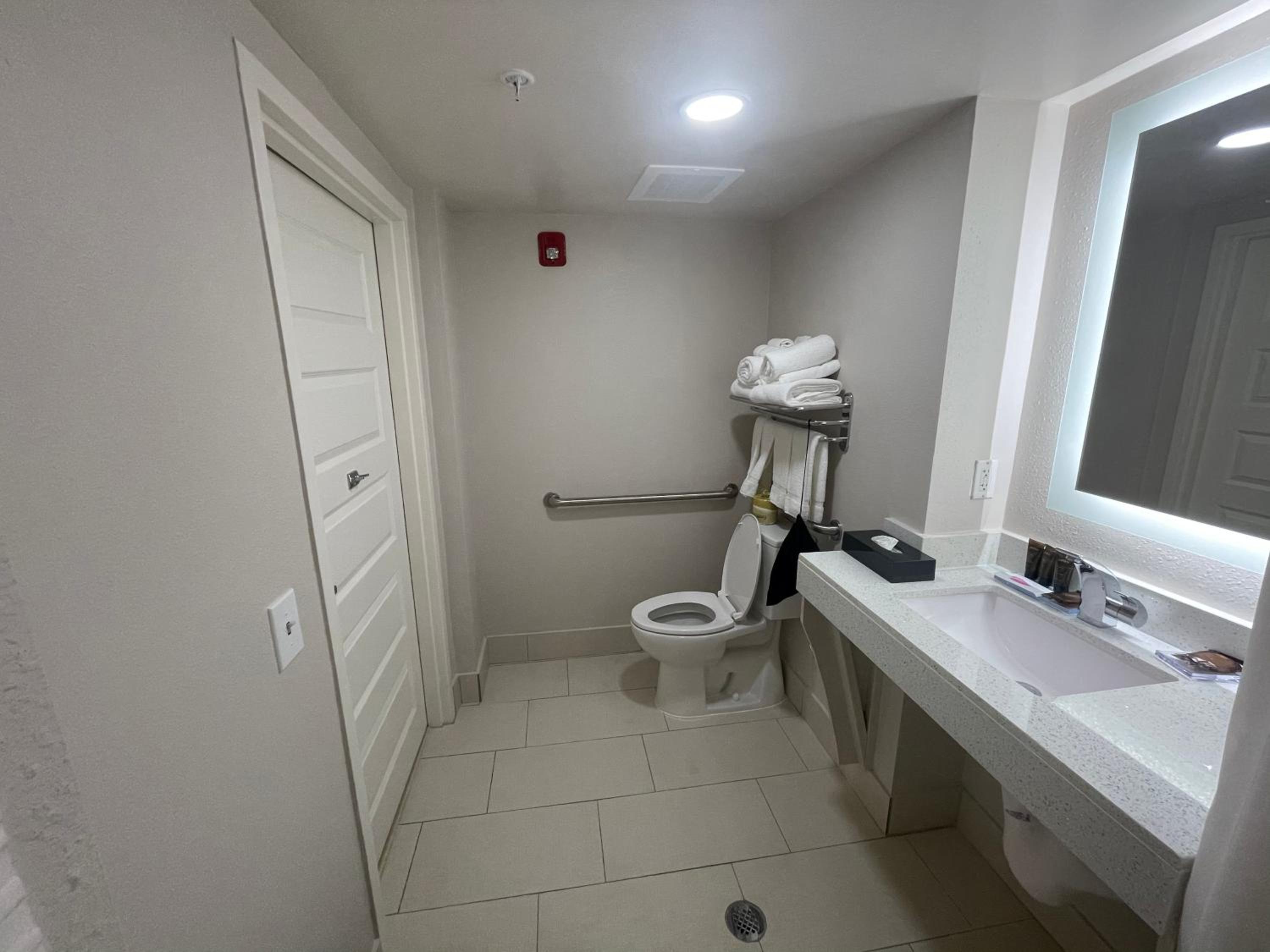 Queen Room with Two Queen Beds - Disability Access/Non-Smoking - Photo 4