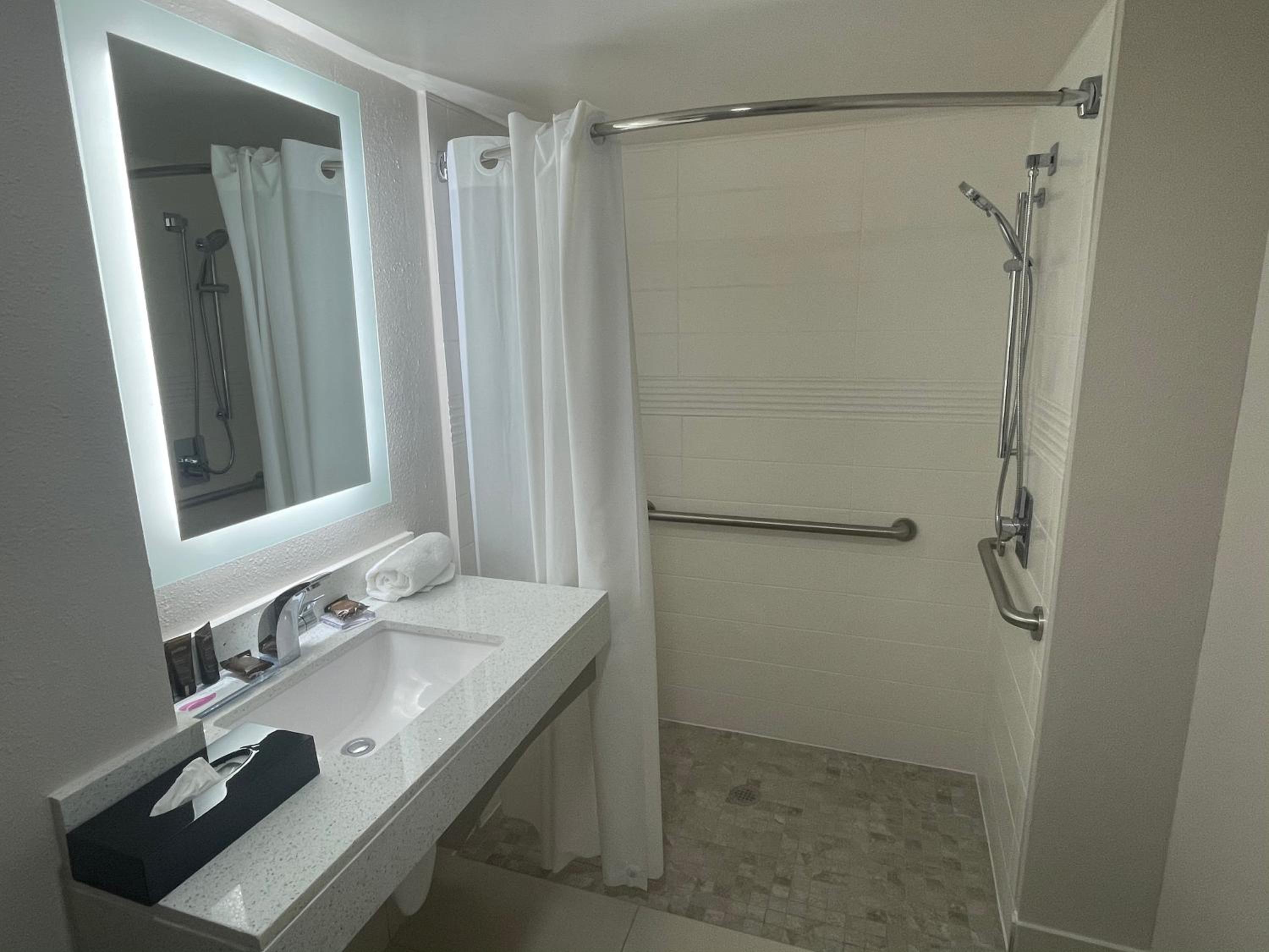King Room - Disability Access - Non-Smoking - Photo 2