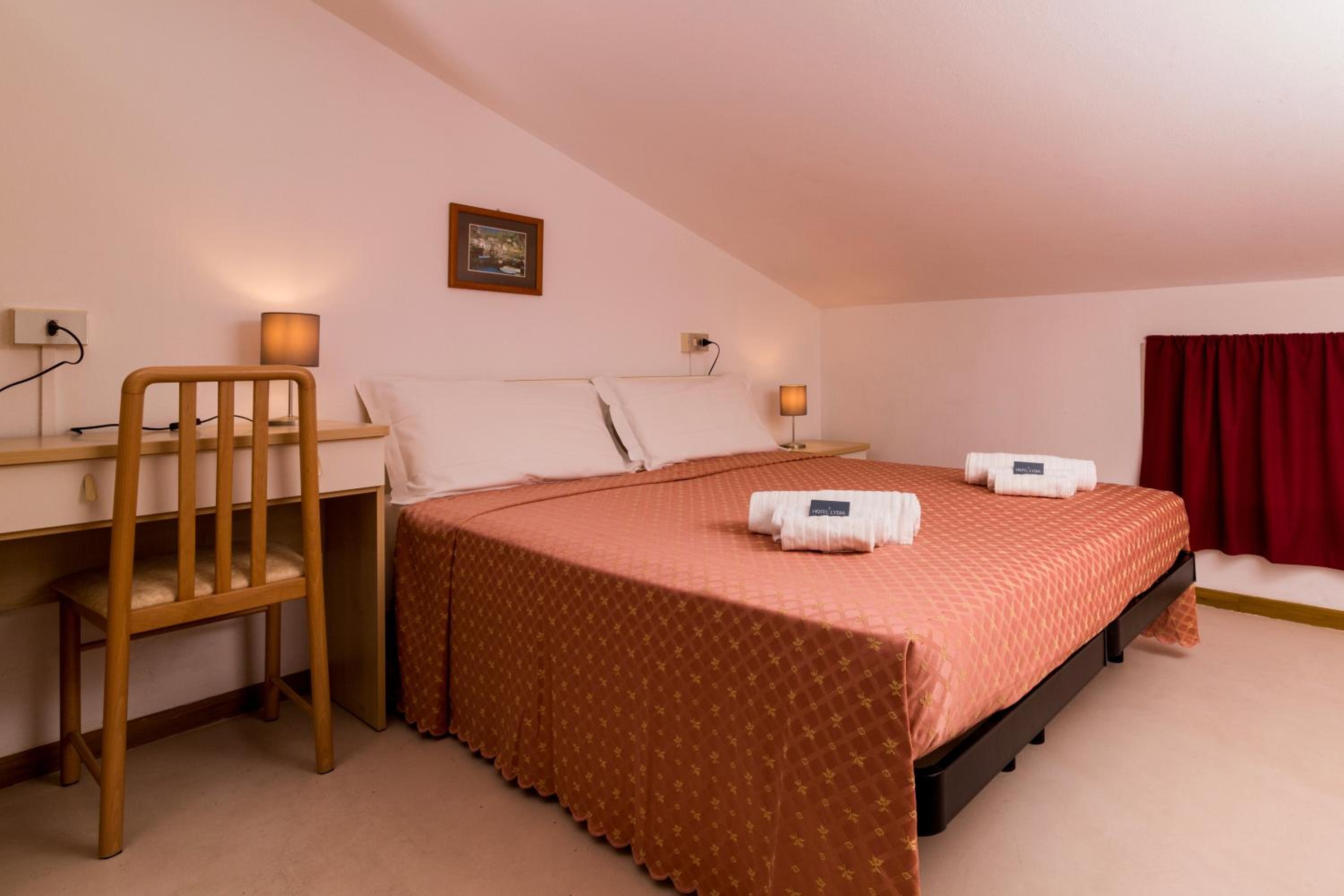 Economy Triple Room photo 2
