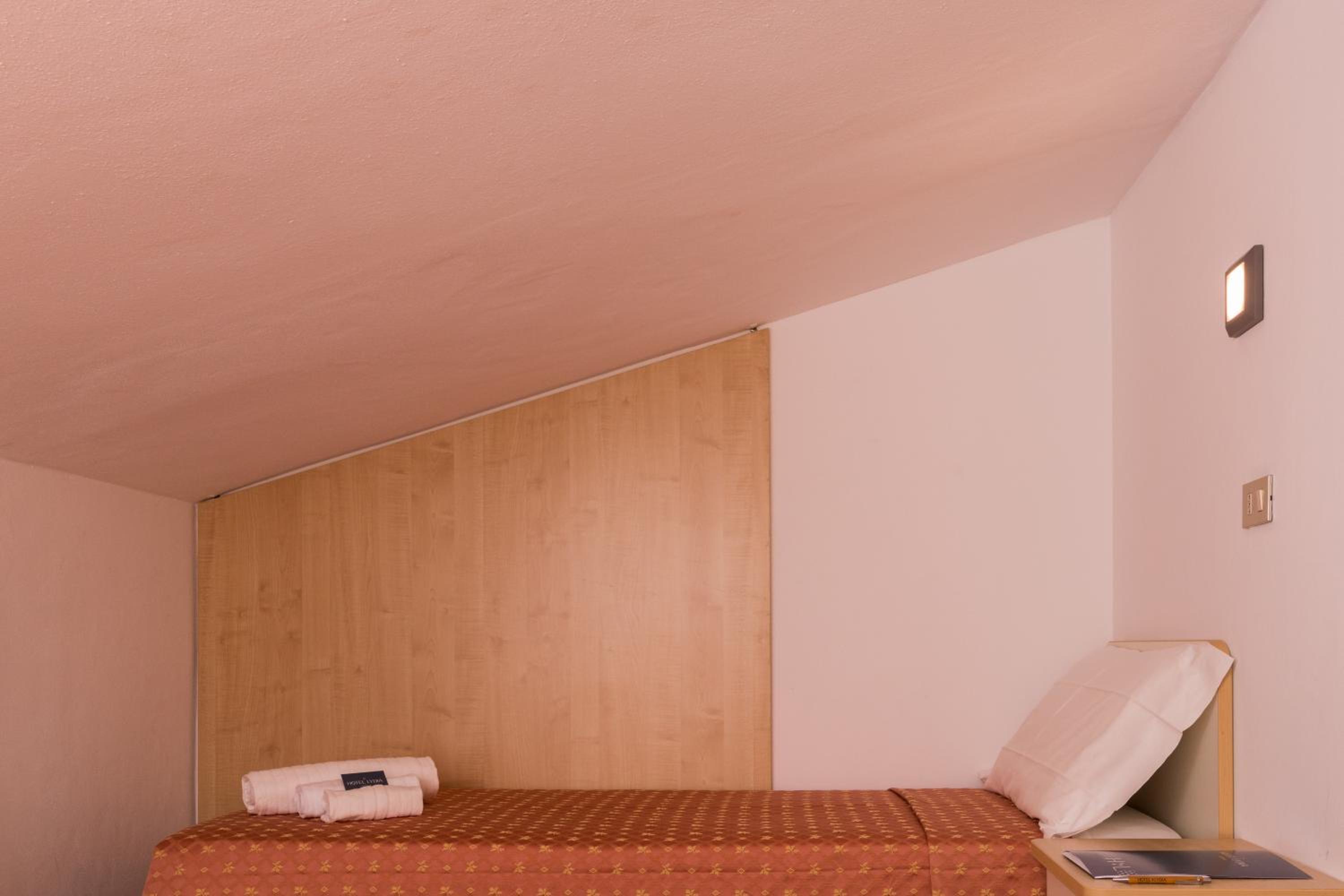 Economy Triple Room photo 1