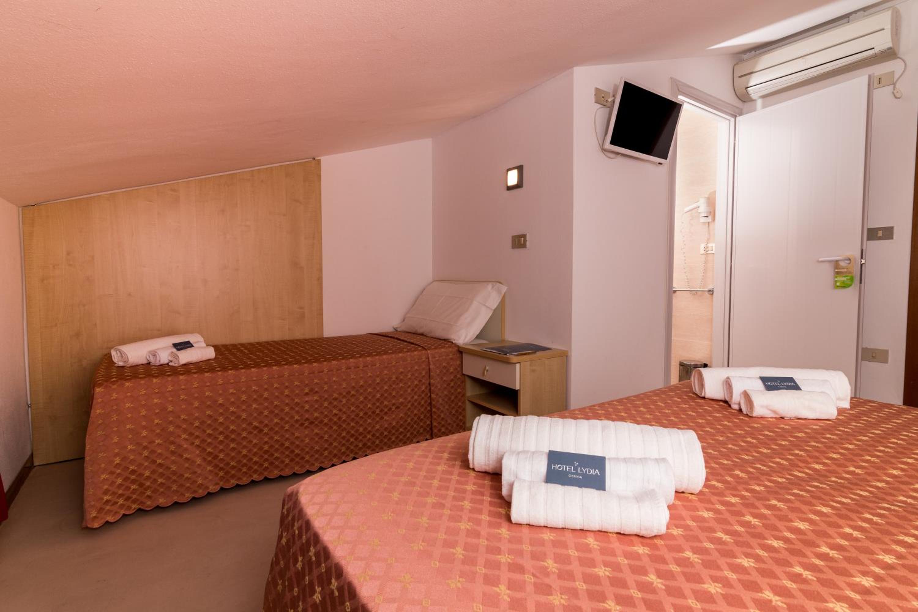 Economy Triple Room photo 3