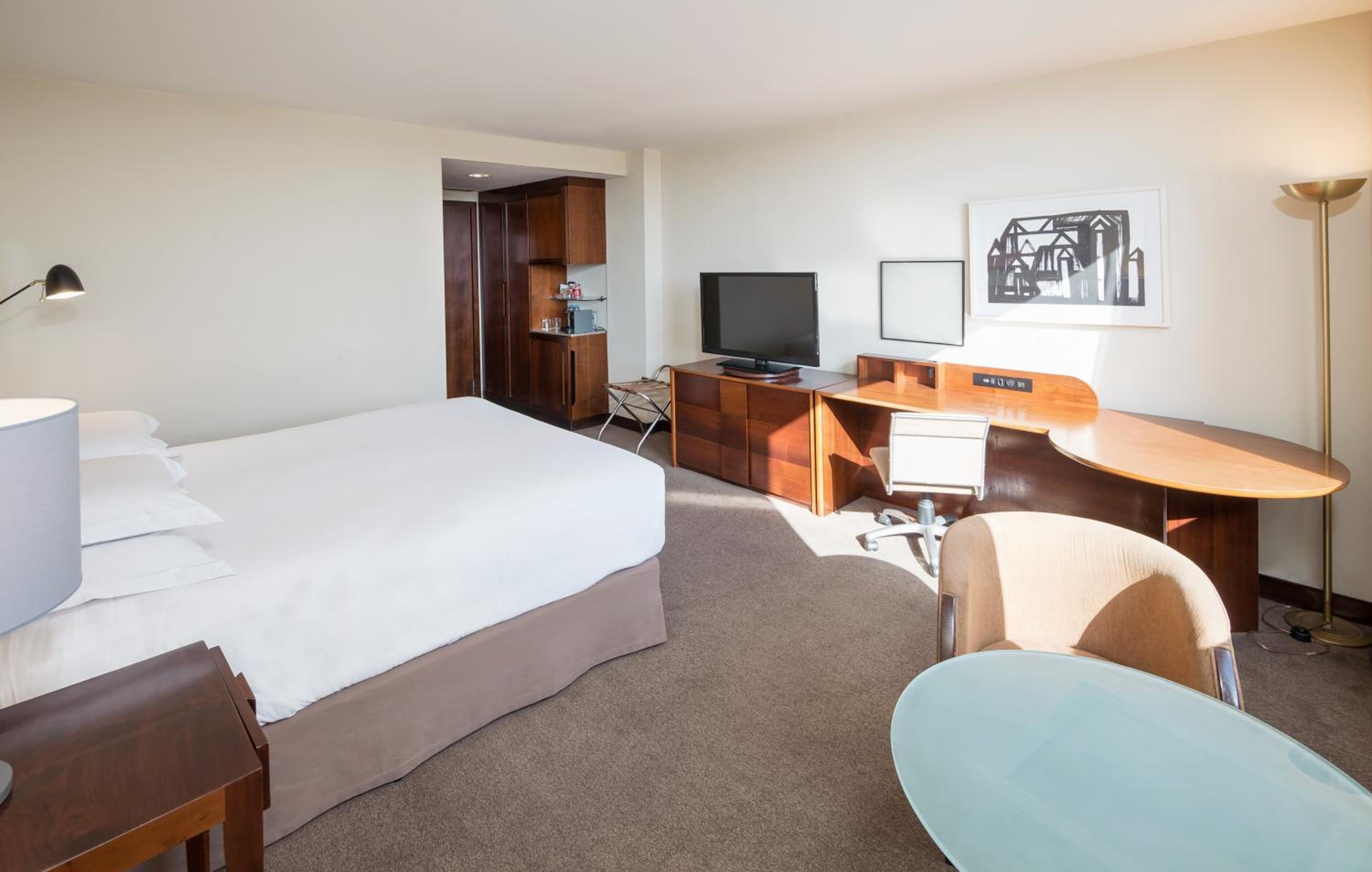 Superior King Room thumbnail 5