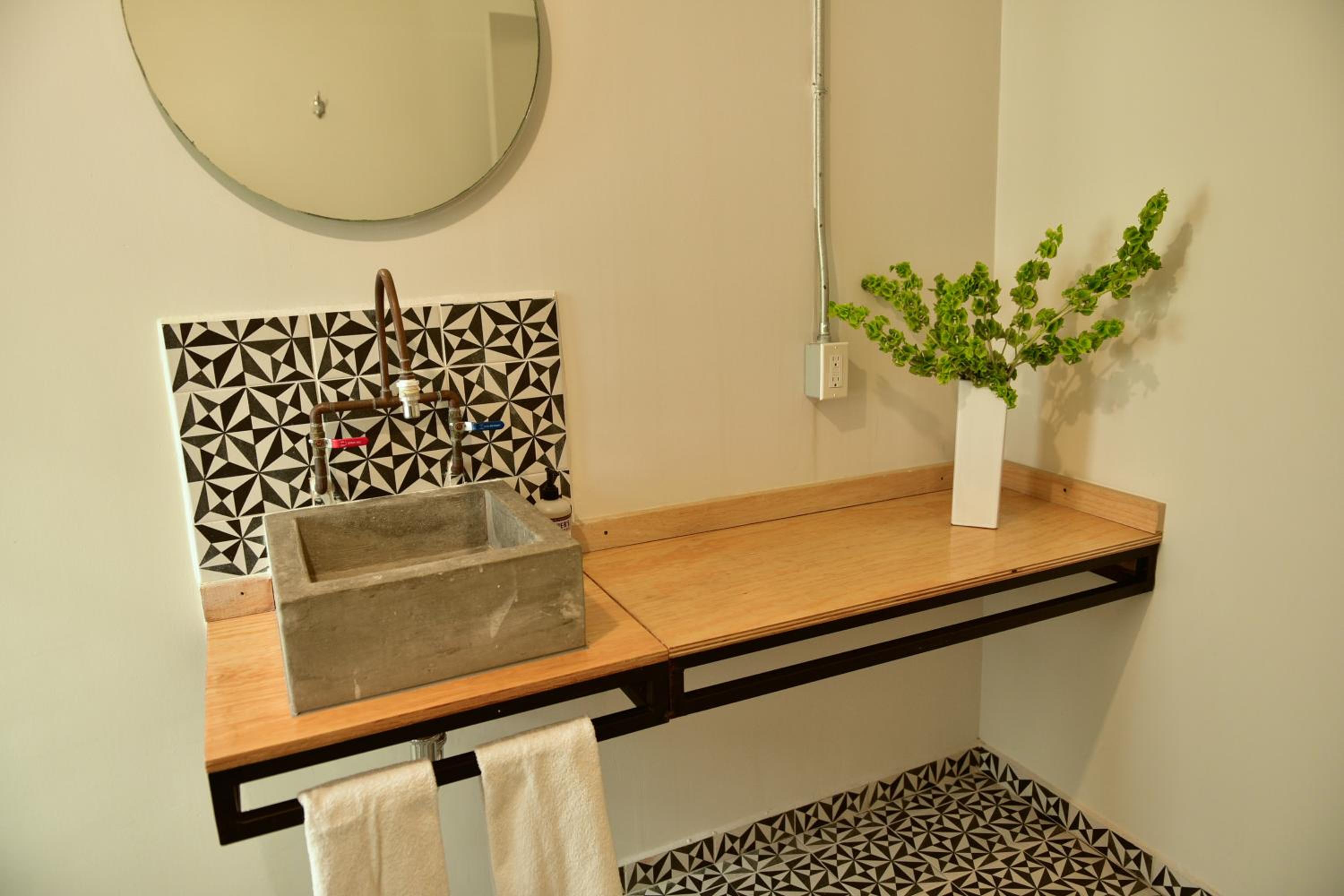 Deluxe Room - Photo 12