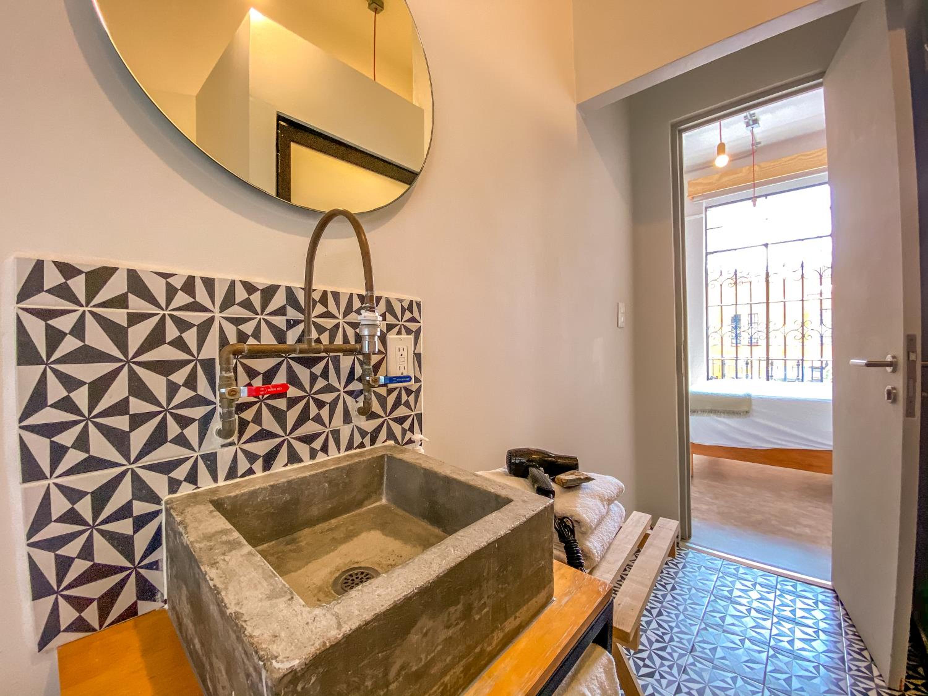 Double Room with Balcony - Photo 11