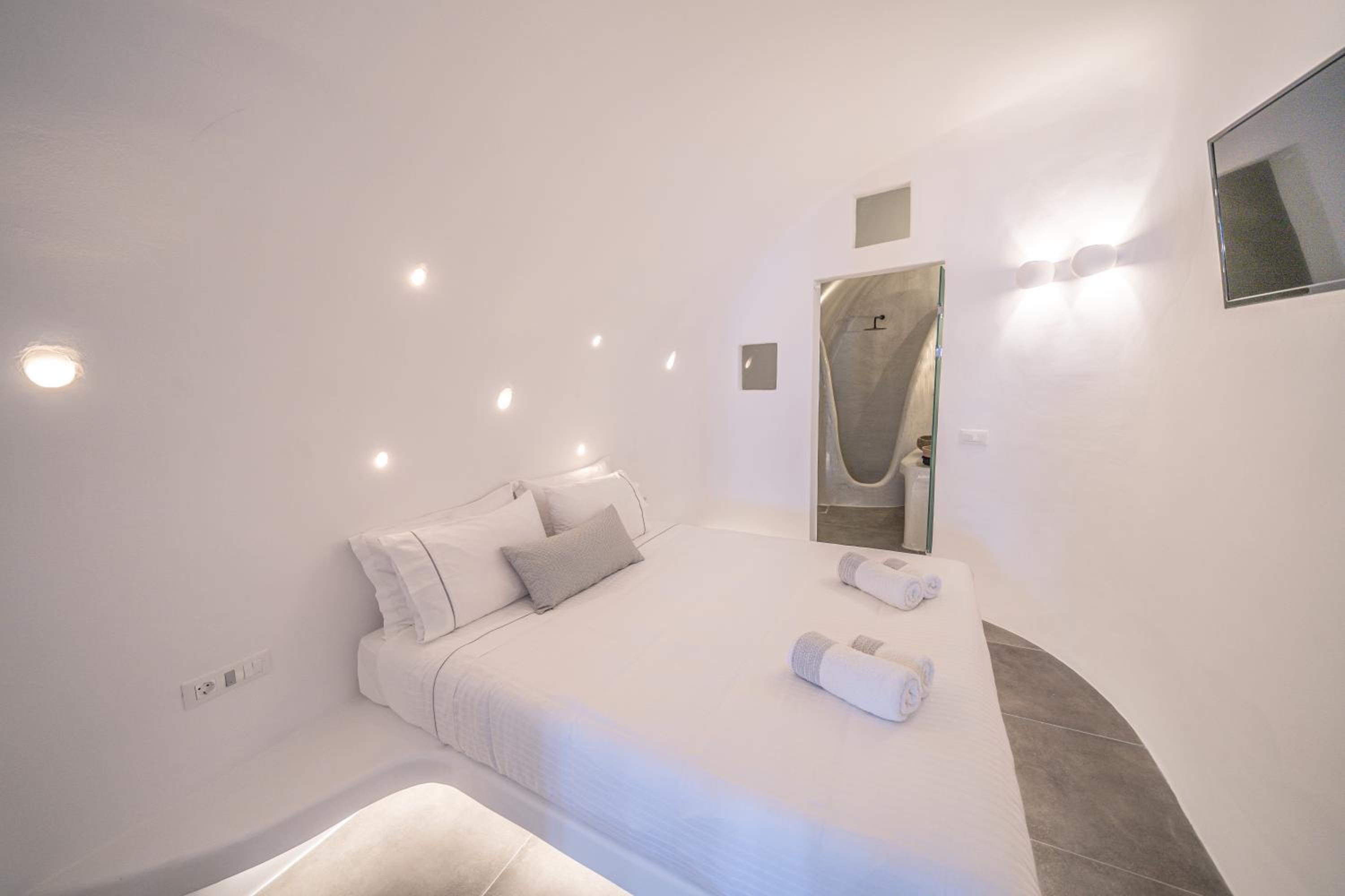 Honeymoon Cave Suite with outdoor Hot Tub