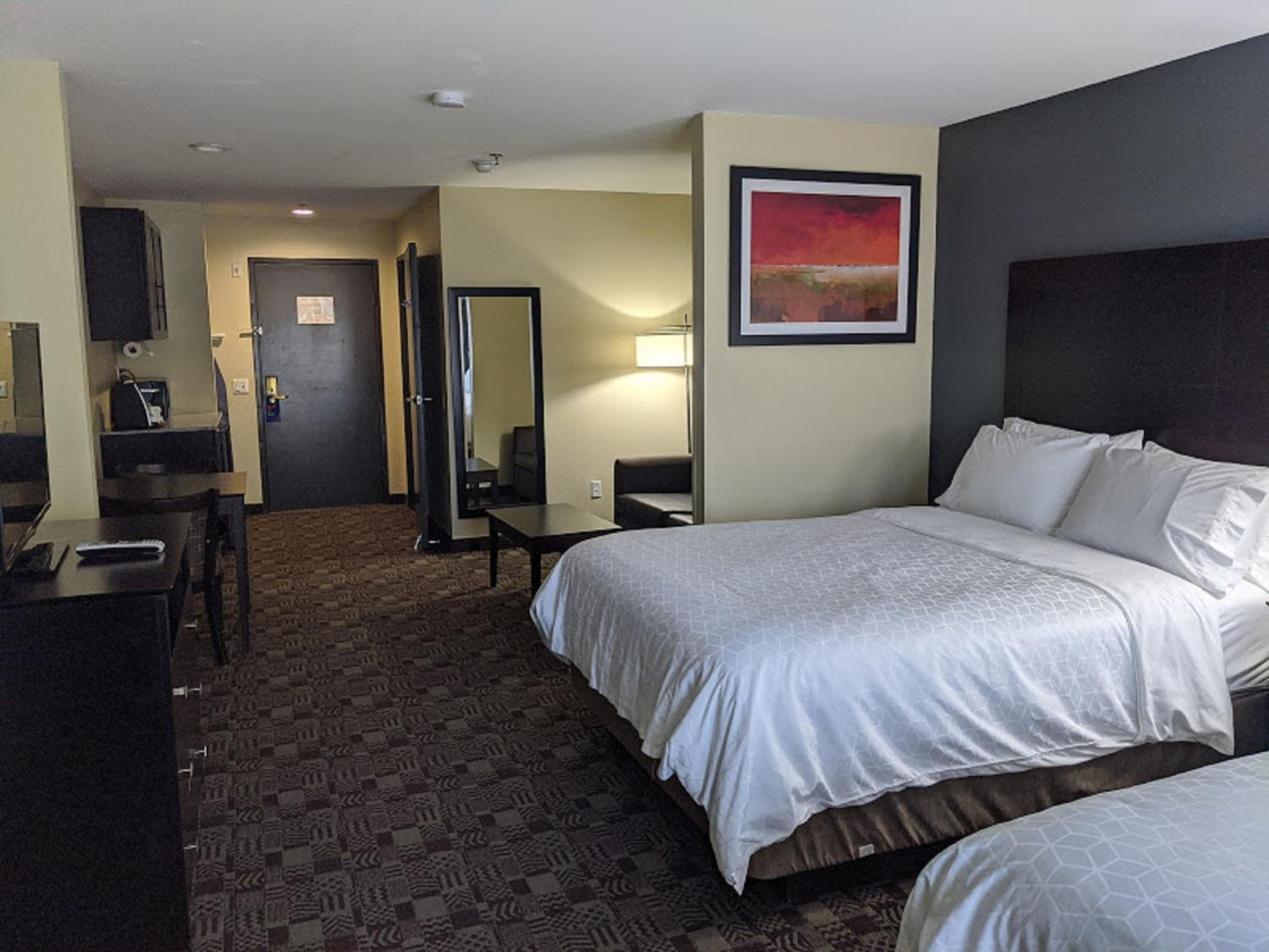 Queen Suite with Two Queen Beds and Balcony - Photo 4