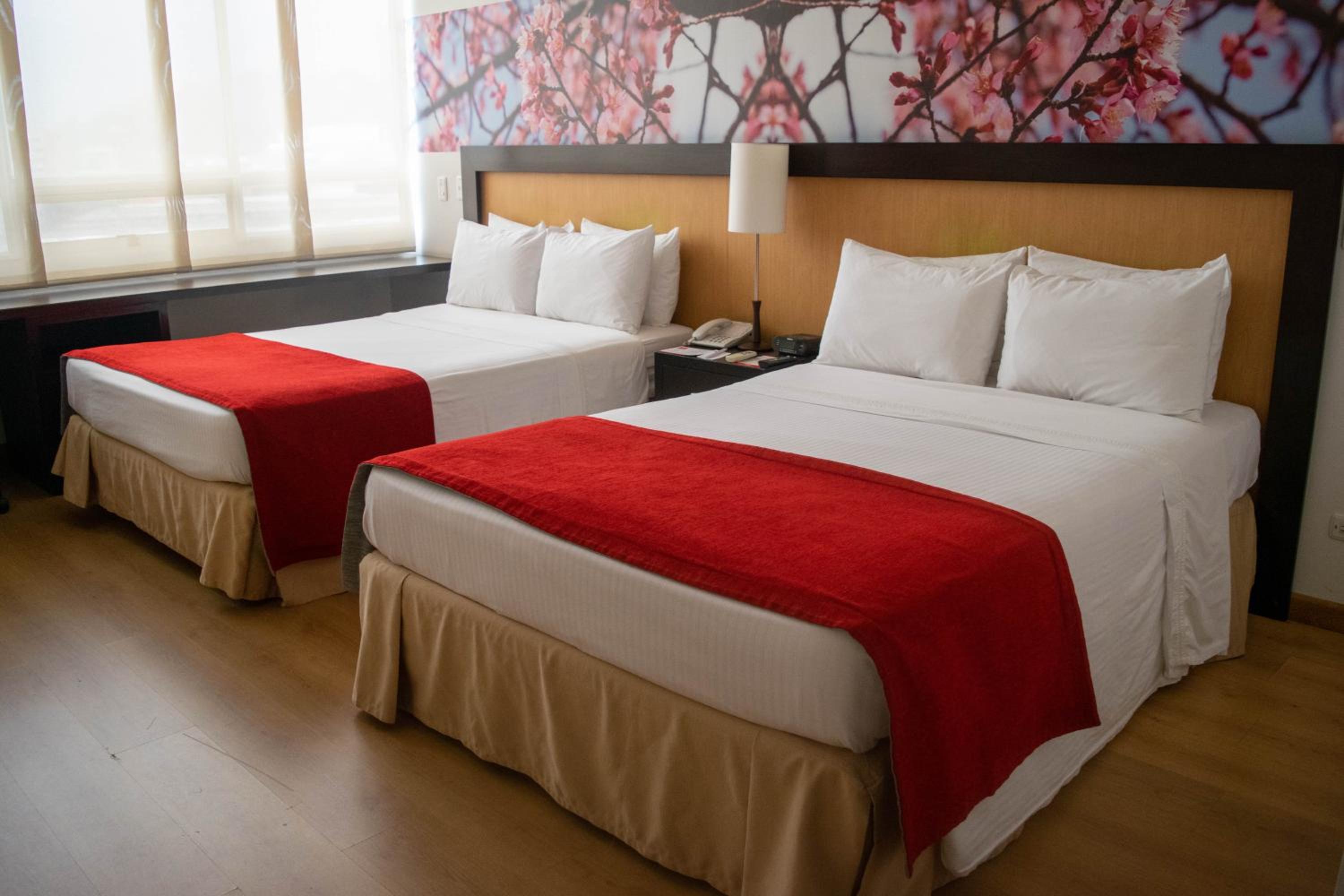 Double Room with Two Double Beds - Photo 2
