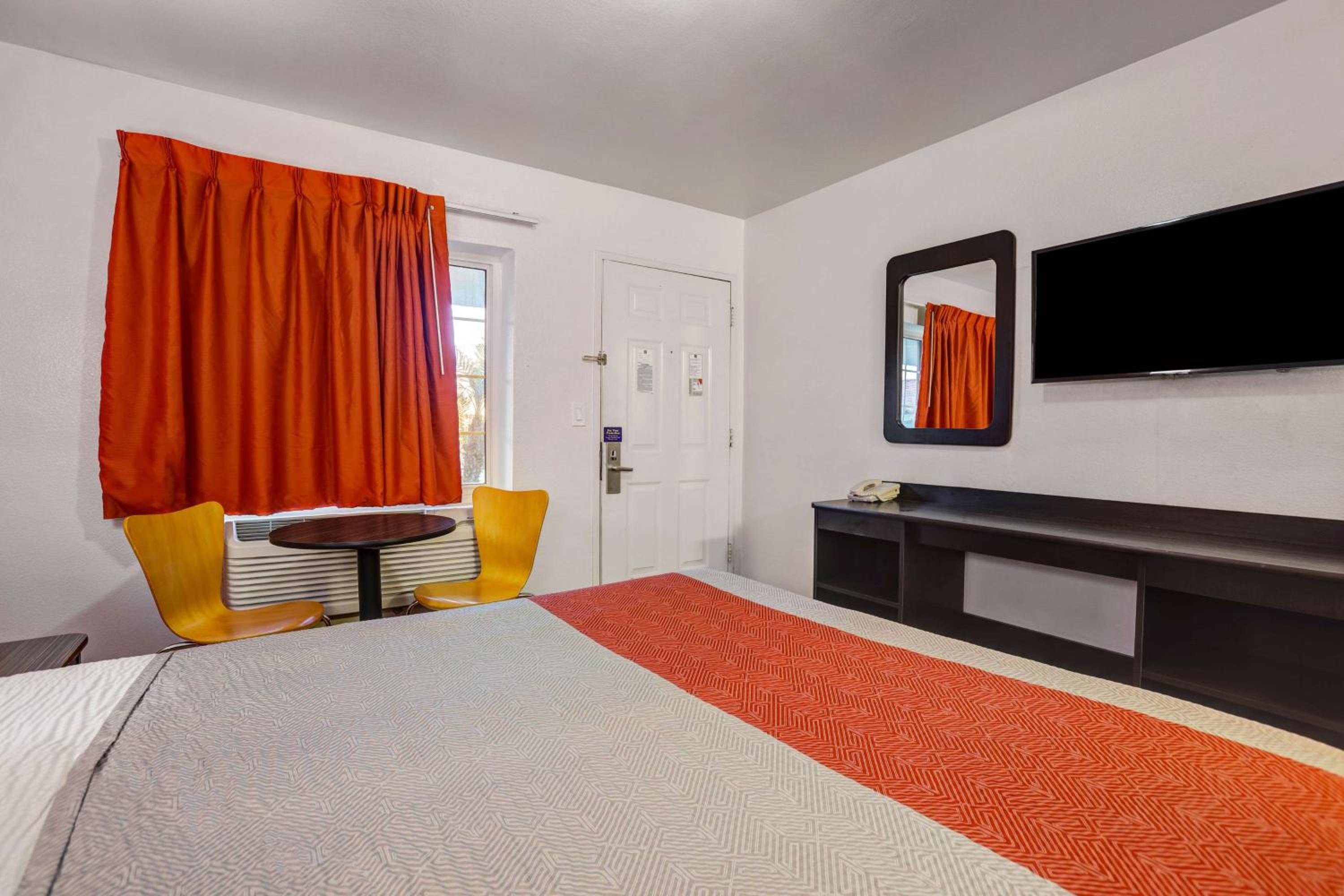 Deluxe Queen Room - Non-Smoking - Photo 1