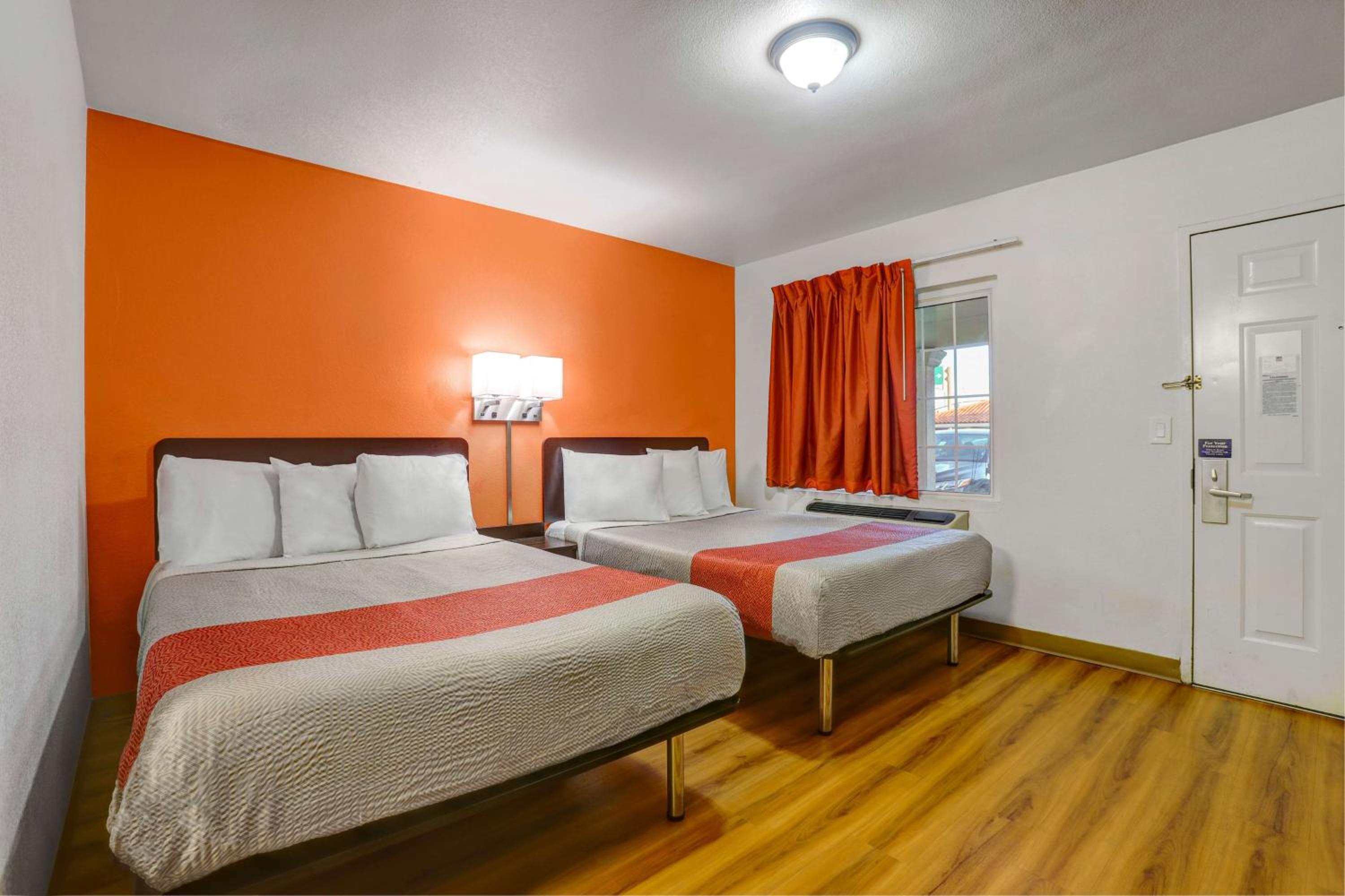 Deluxe Quadruple Room - Smoking - Photo 3
