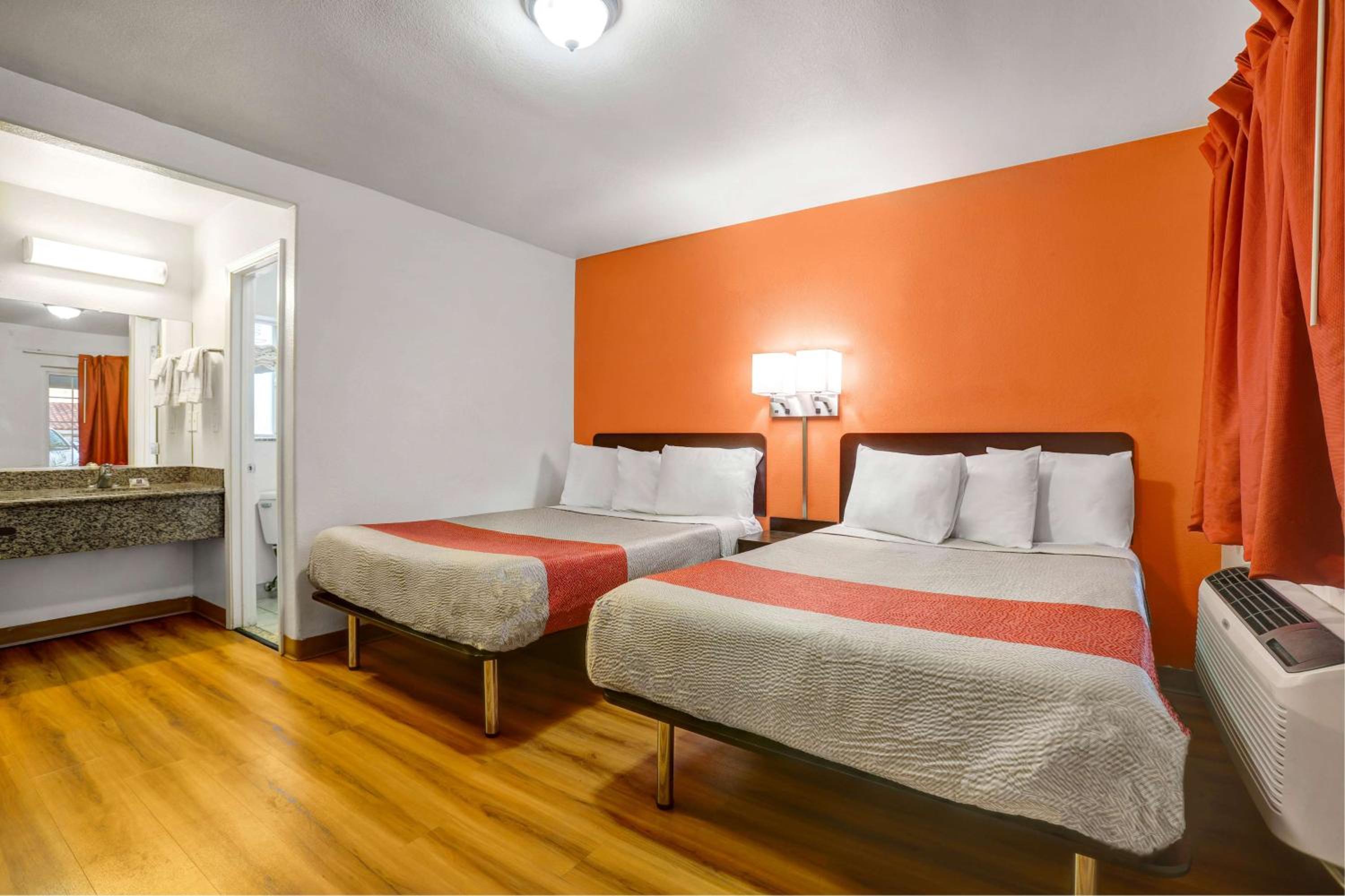 Deluxe Quadruple Room - Smoking - Photo 1