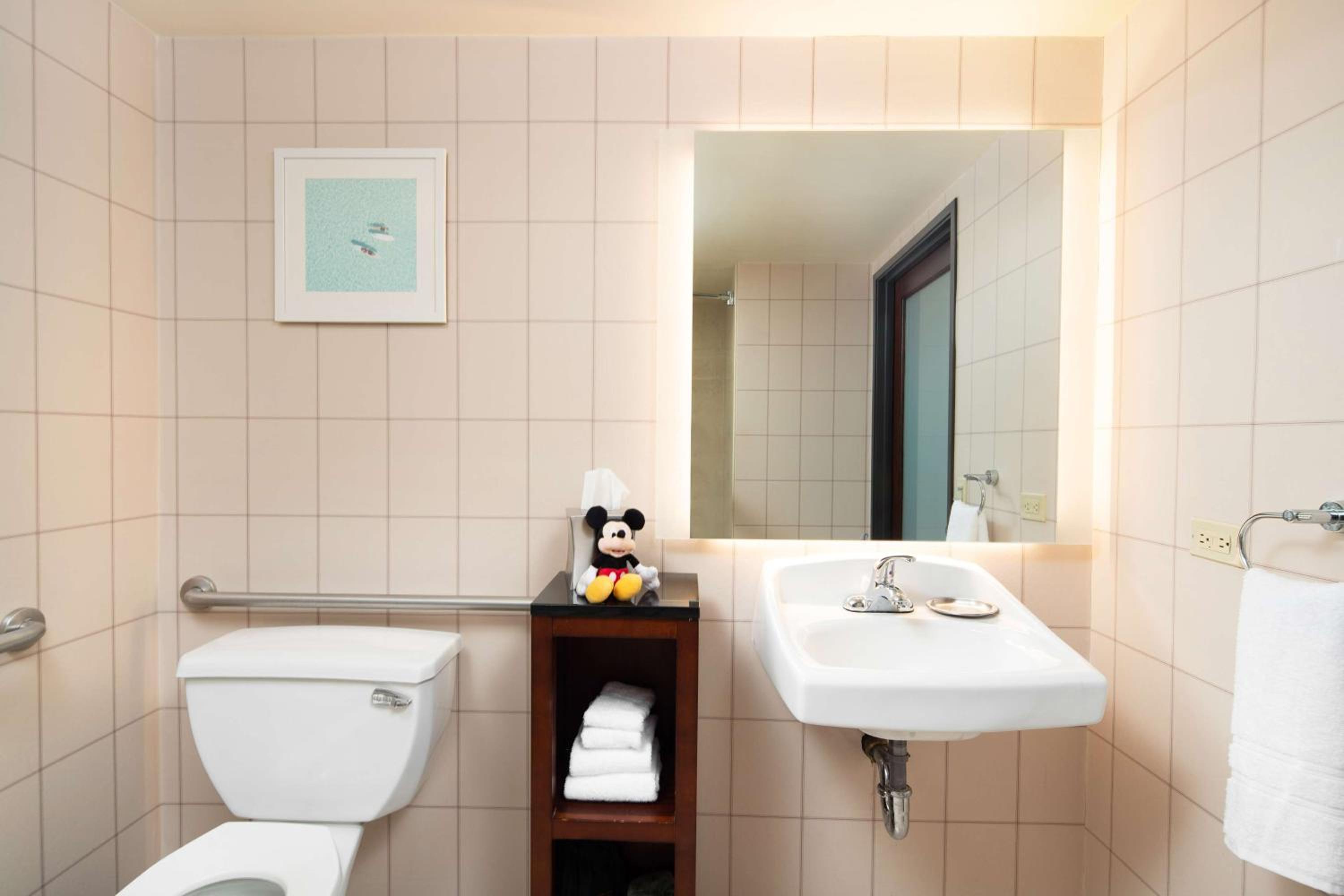 King Room with Roll-In Shower - Disability Access - Photo 5