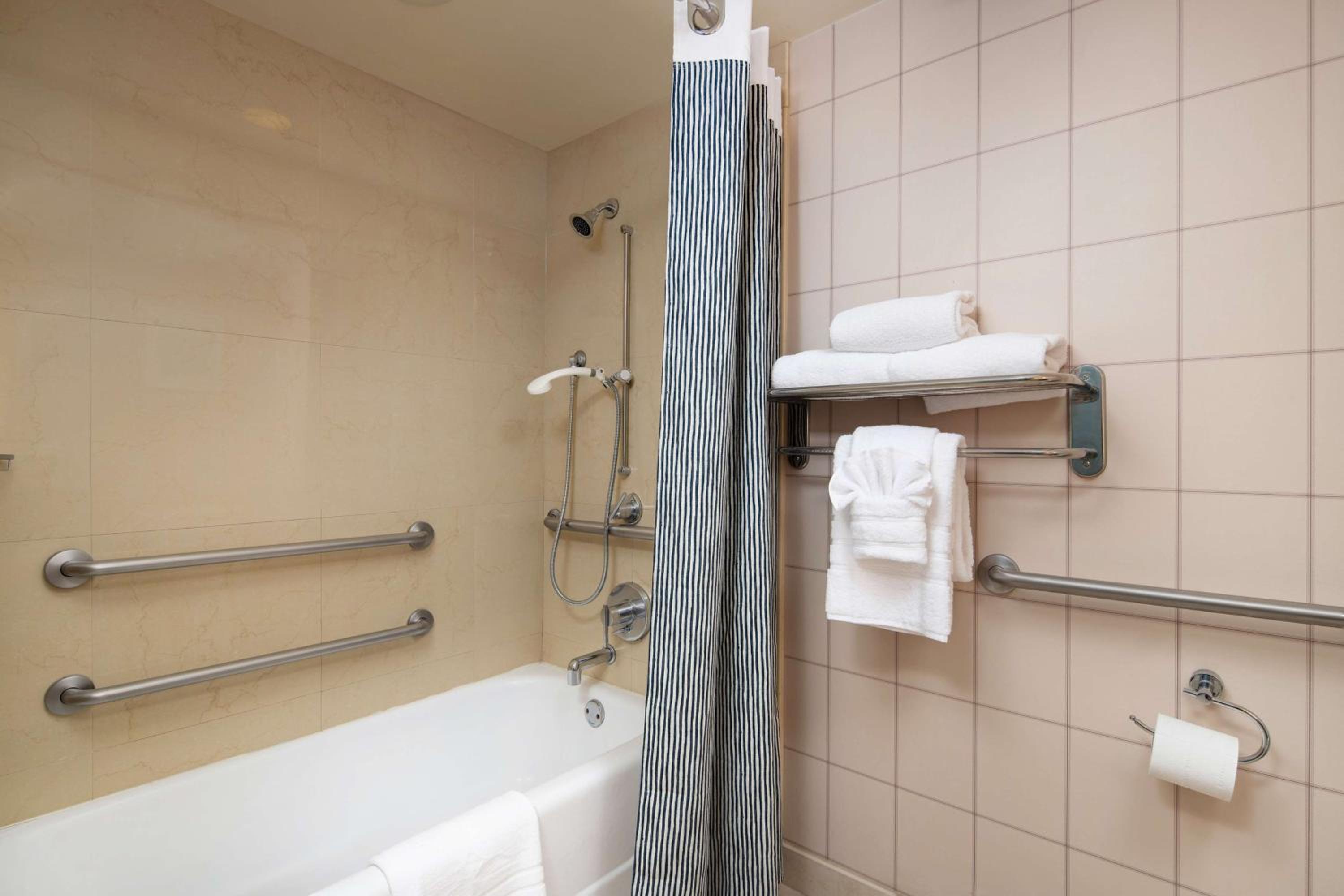 King Room with Bath Tub - Disability Access/North Tower/Non-Smoking - Photo 7