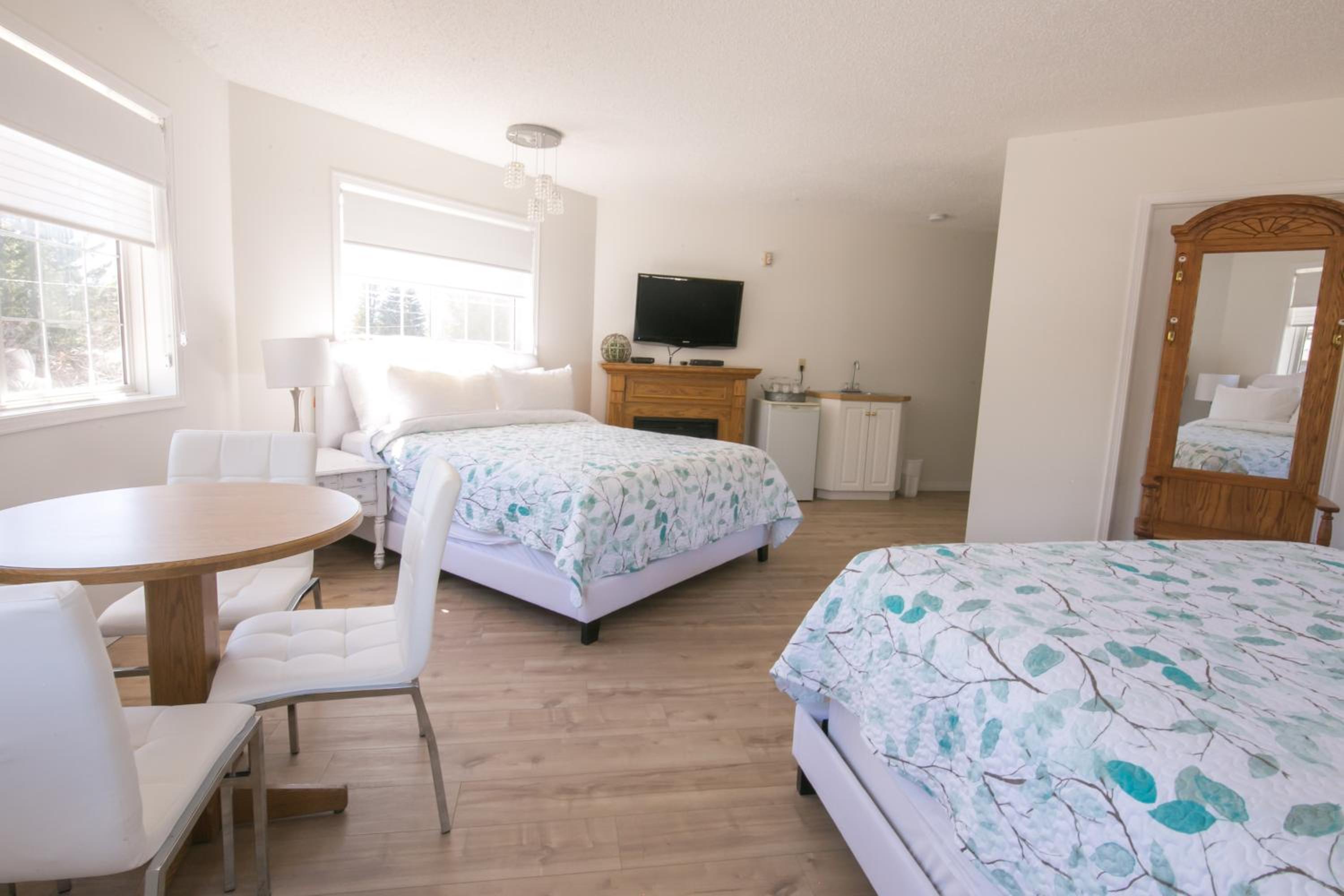 Deluxe Queen Room with Two Queen Beds - Purcell Room - Adults Only photo 2