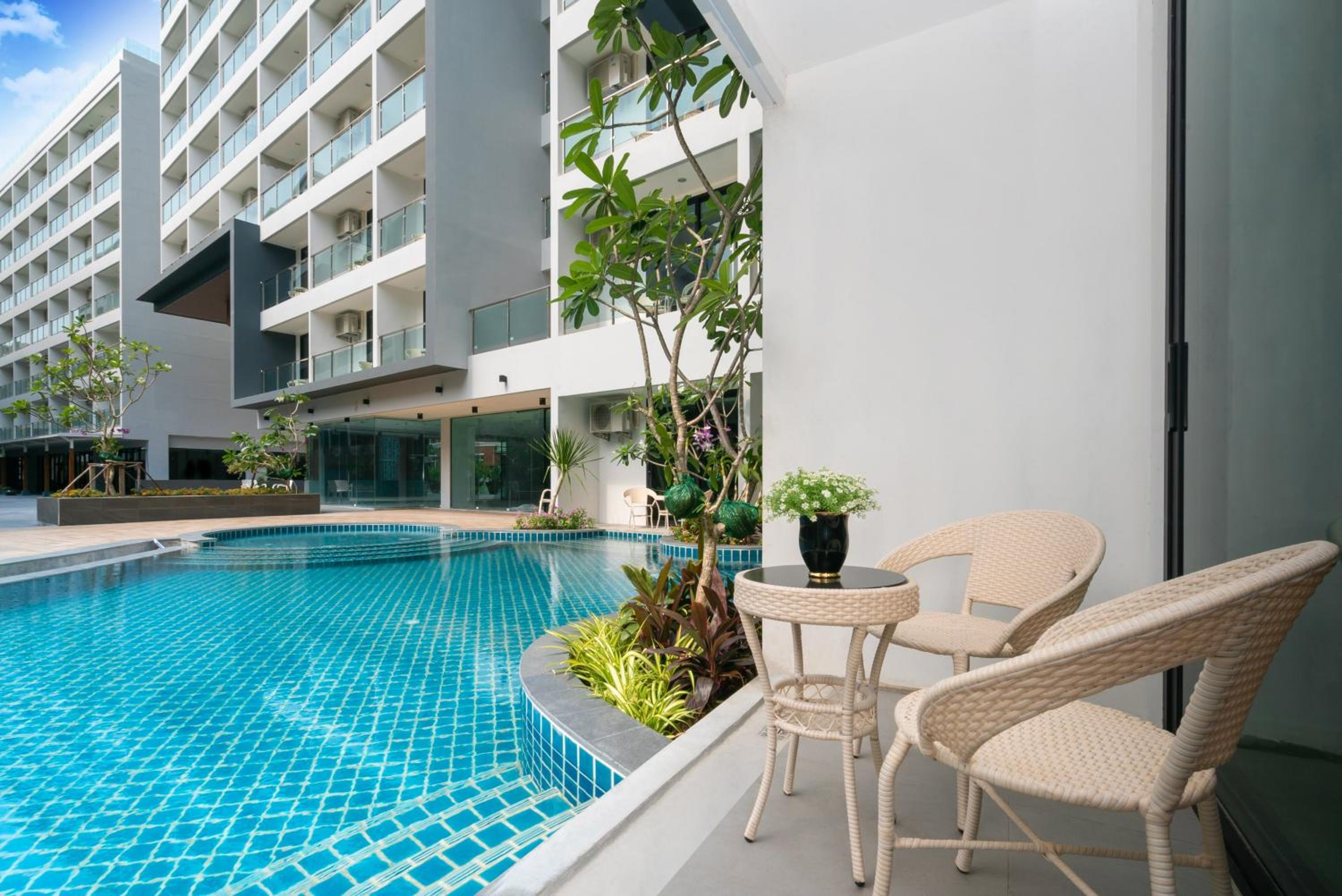 Junior Triple Suite Pool Access - Photo 7