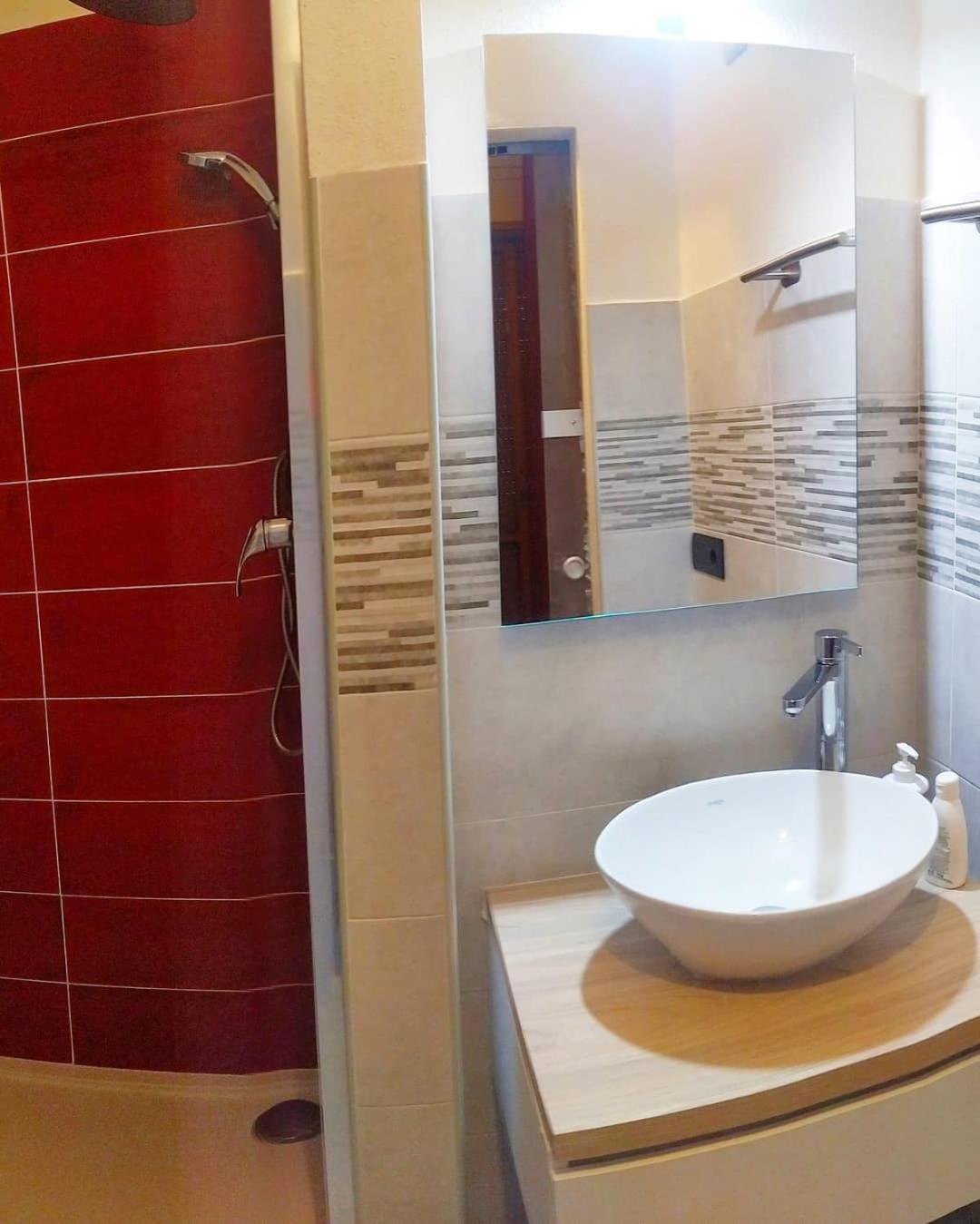 Double Room with Private Bathroom - Photo 9