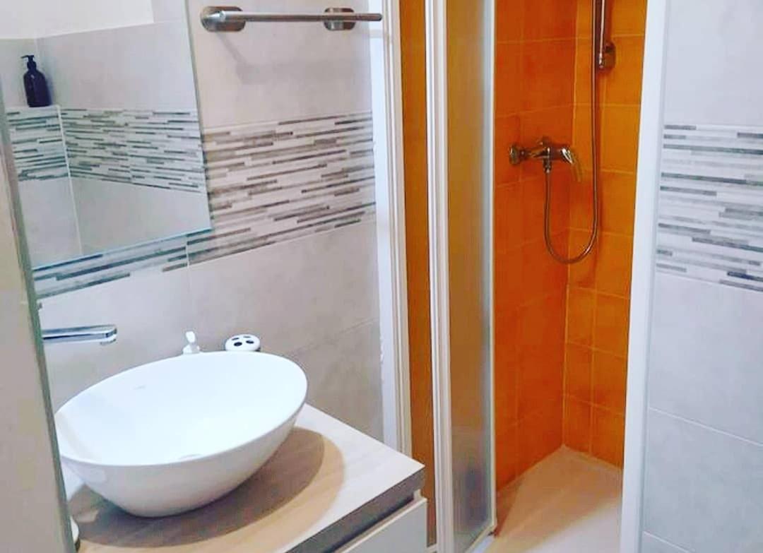Double Room with Private Bathroom - Photo 10