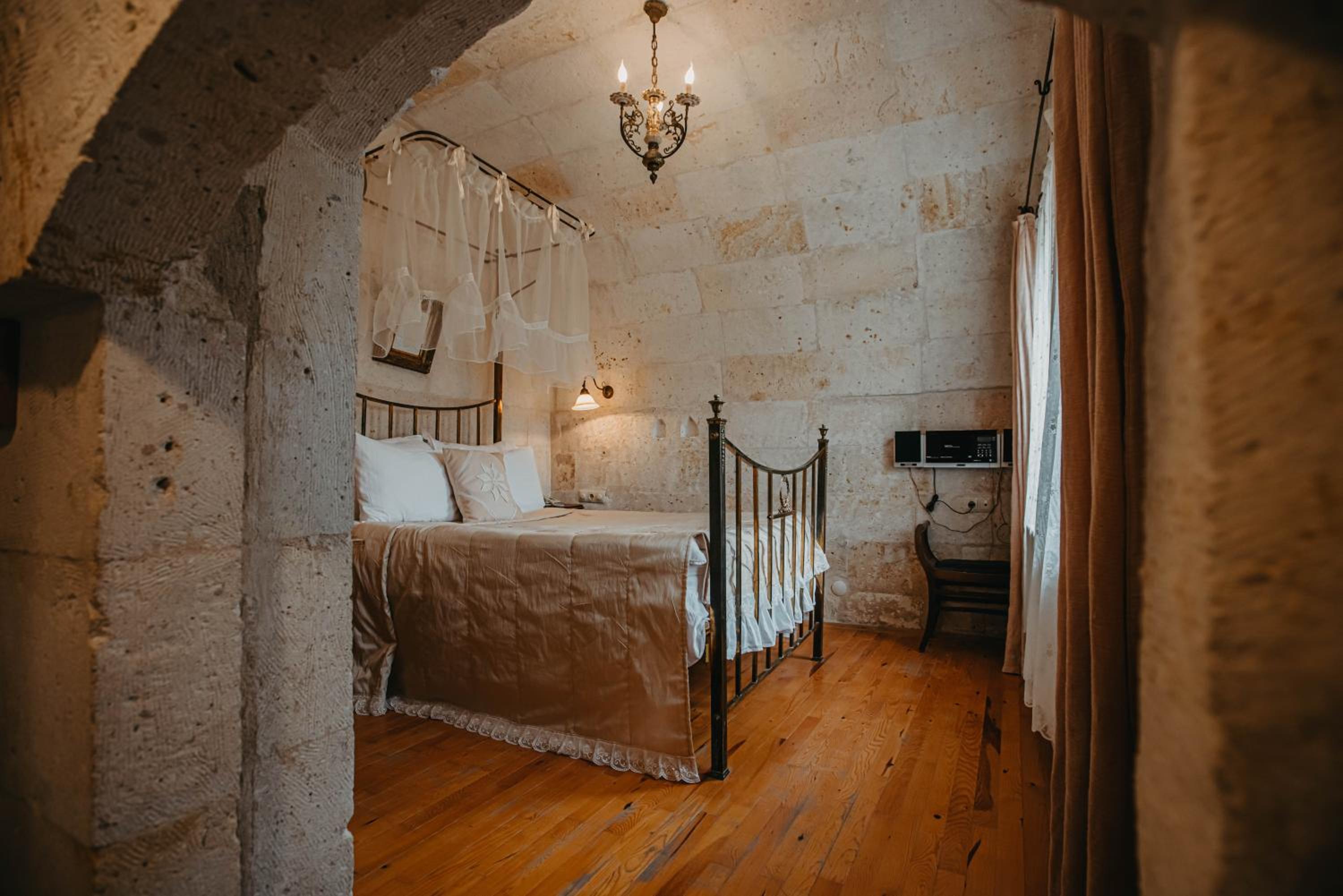Deluxe Room - Photo 5