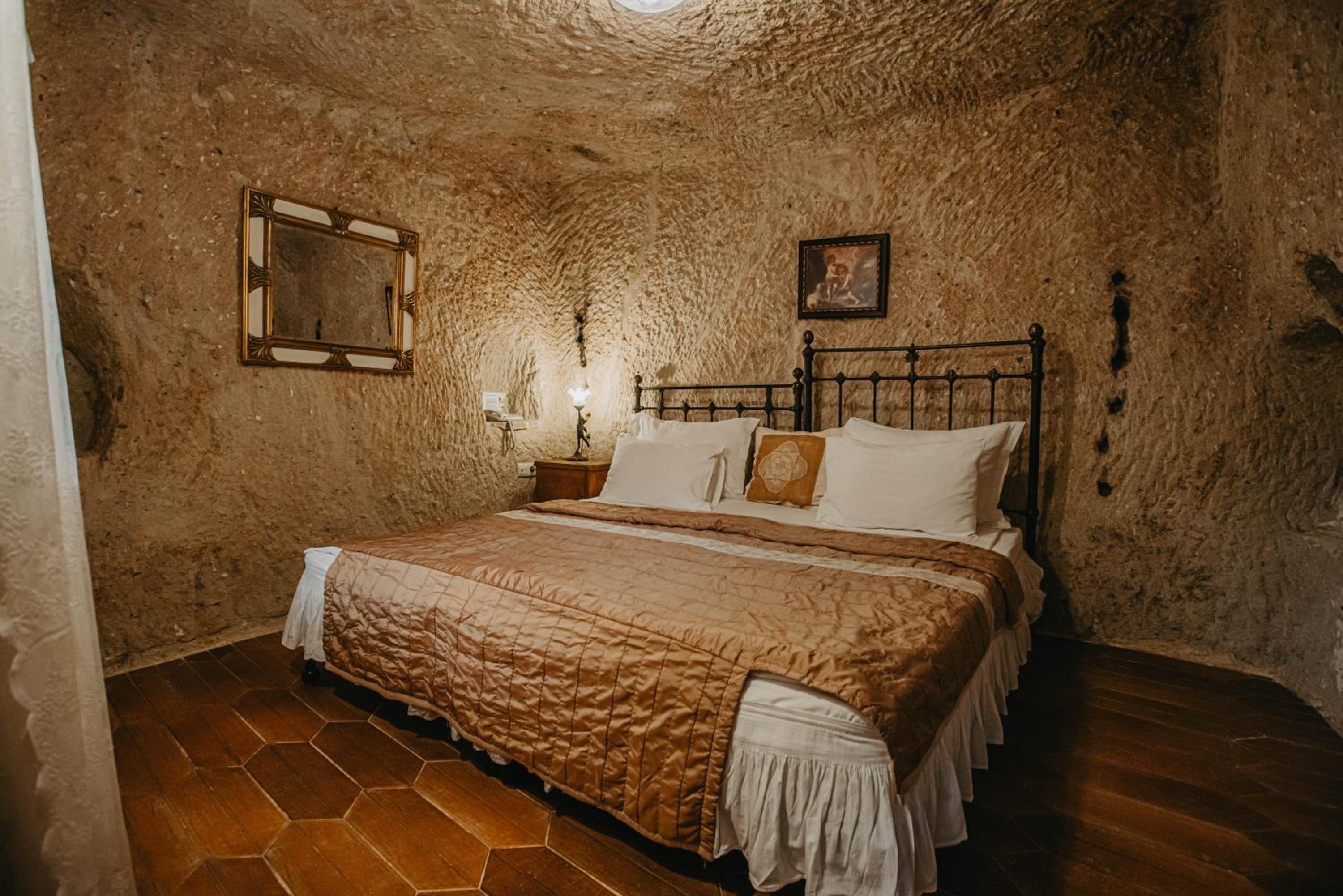 Deluxe Room - Photo 11