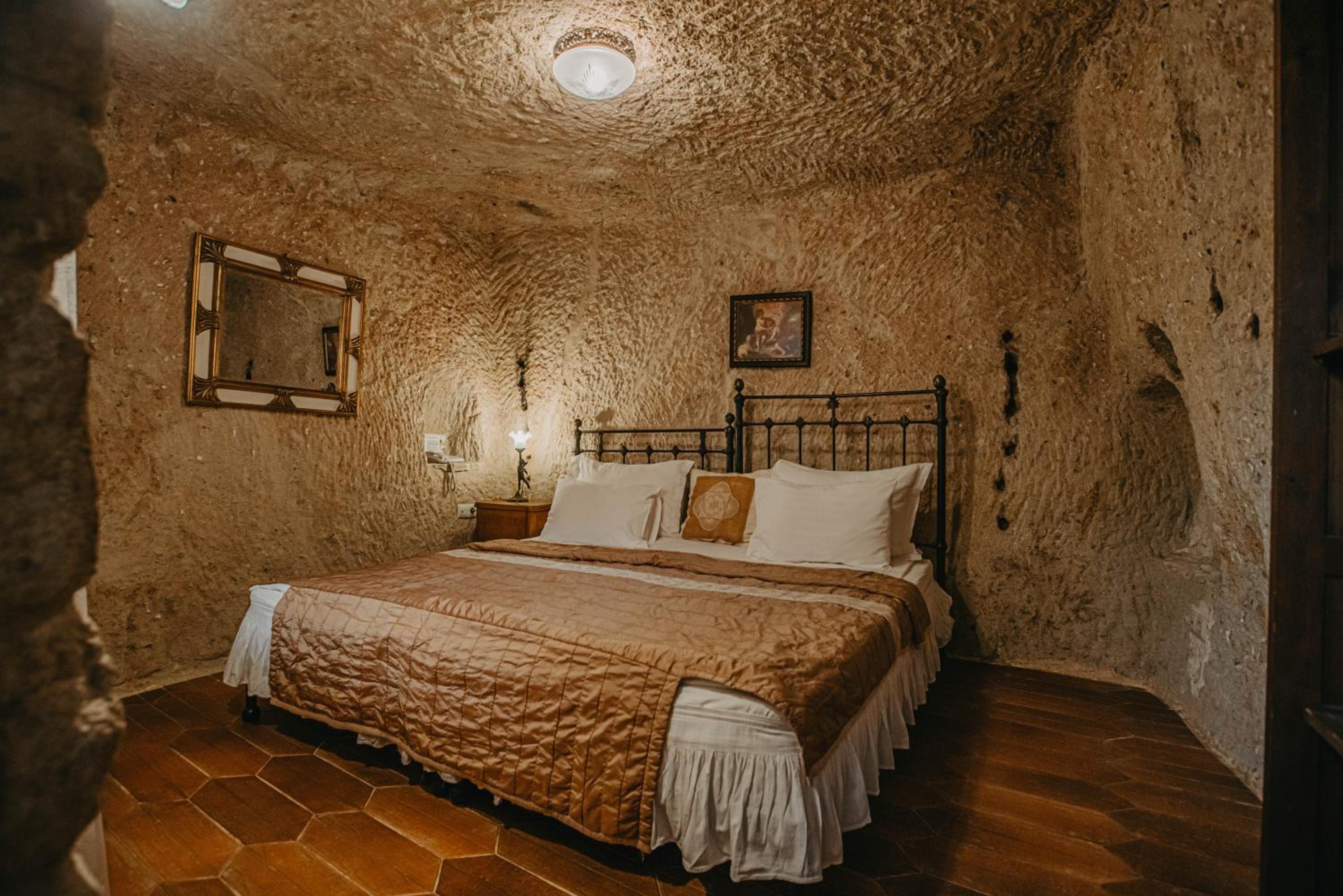 Deluxe Room - Photo 16