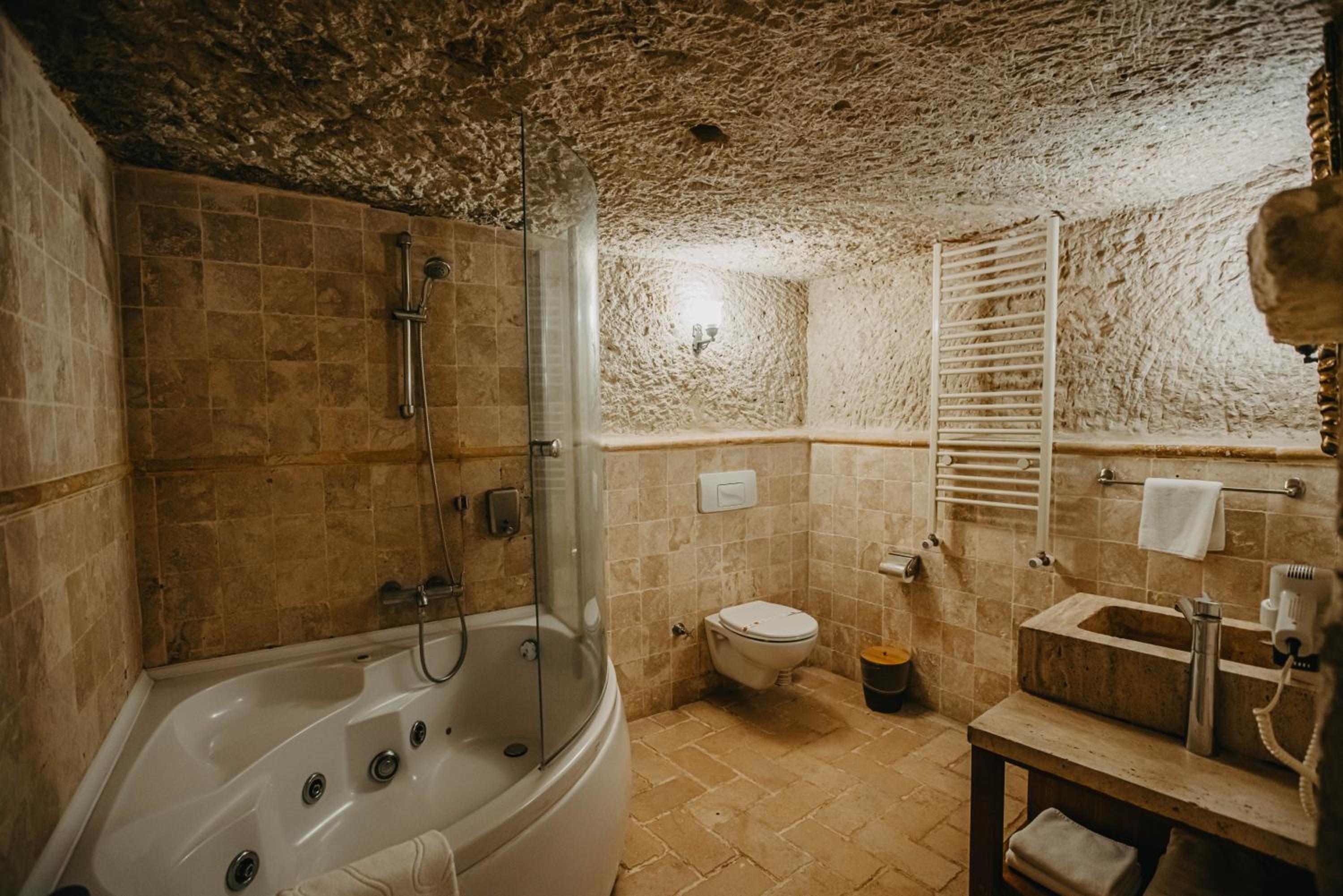 Superior Cave Room photo 3
