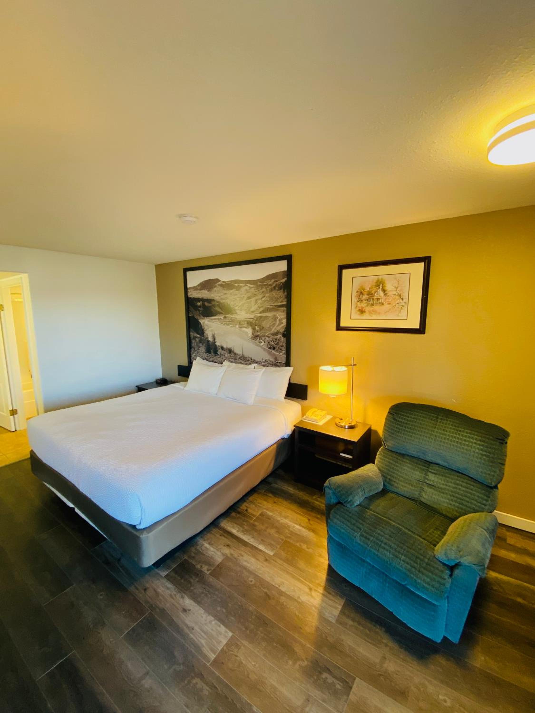 Queen Room - Disability Access - Non-Smoking