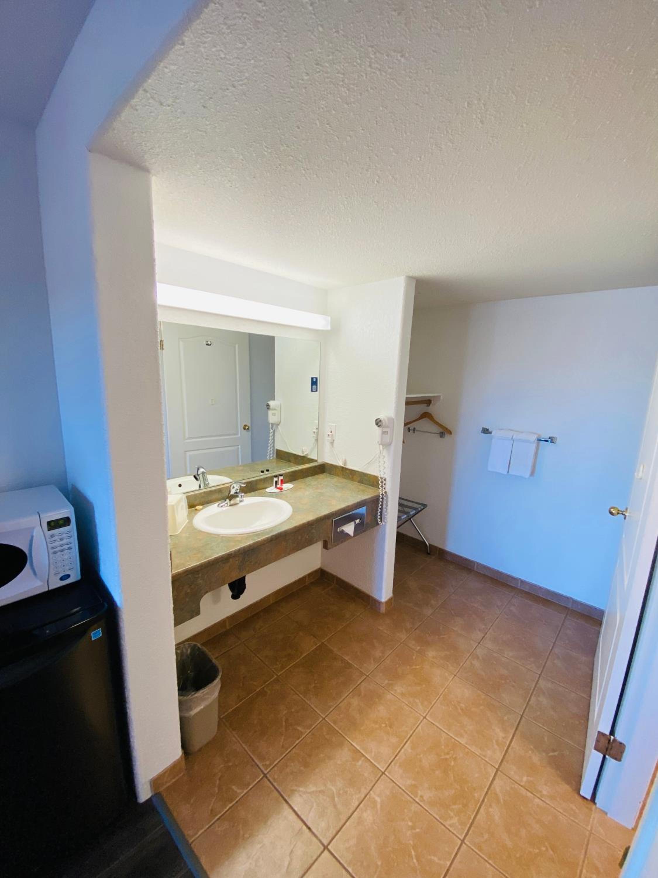 Queen Room - Disability Access - Non-Smoking photo 2