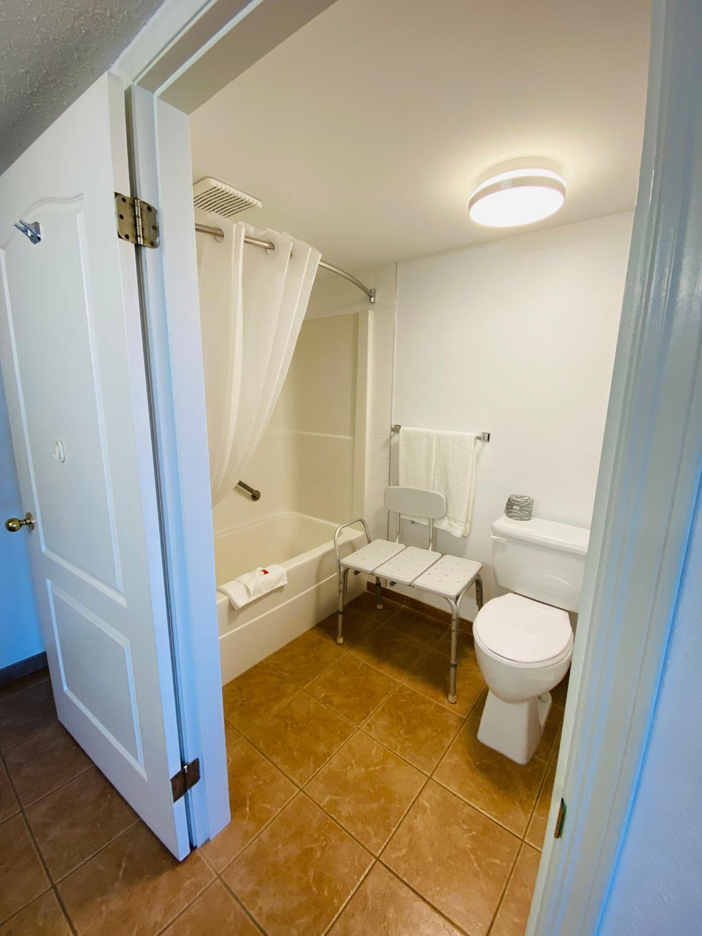 Queen Room - Disability Access - Non-Smoking photo 3