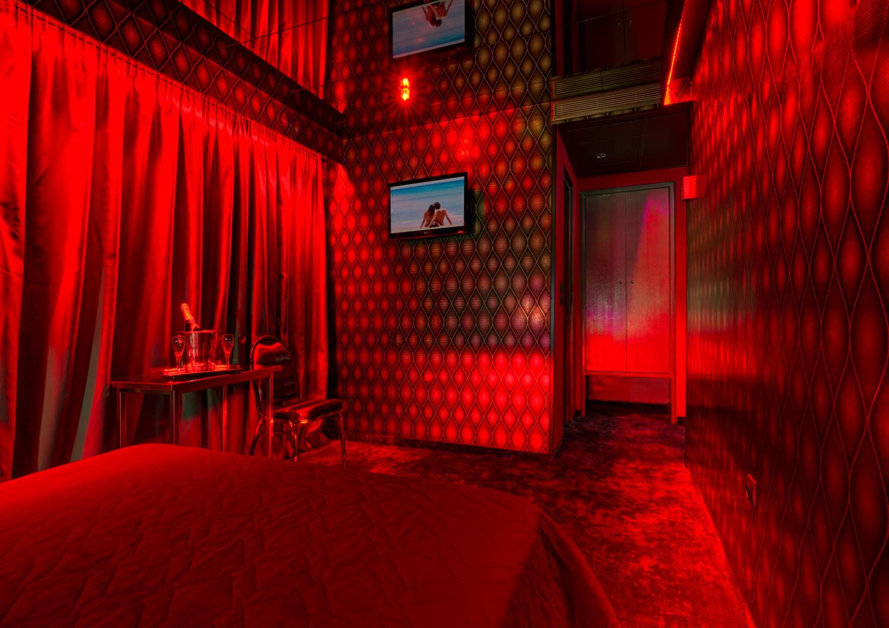Deluxe Double Room with Shower - Photo 5