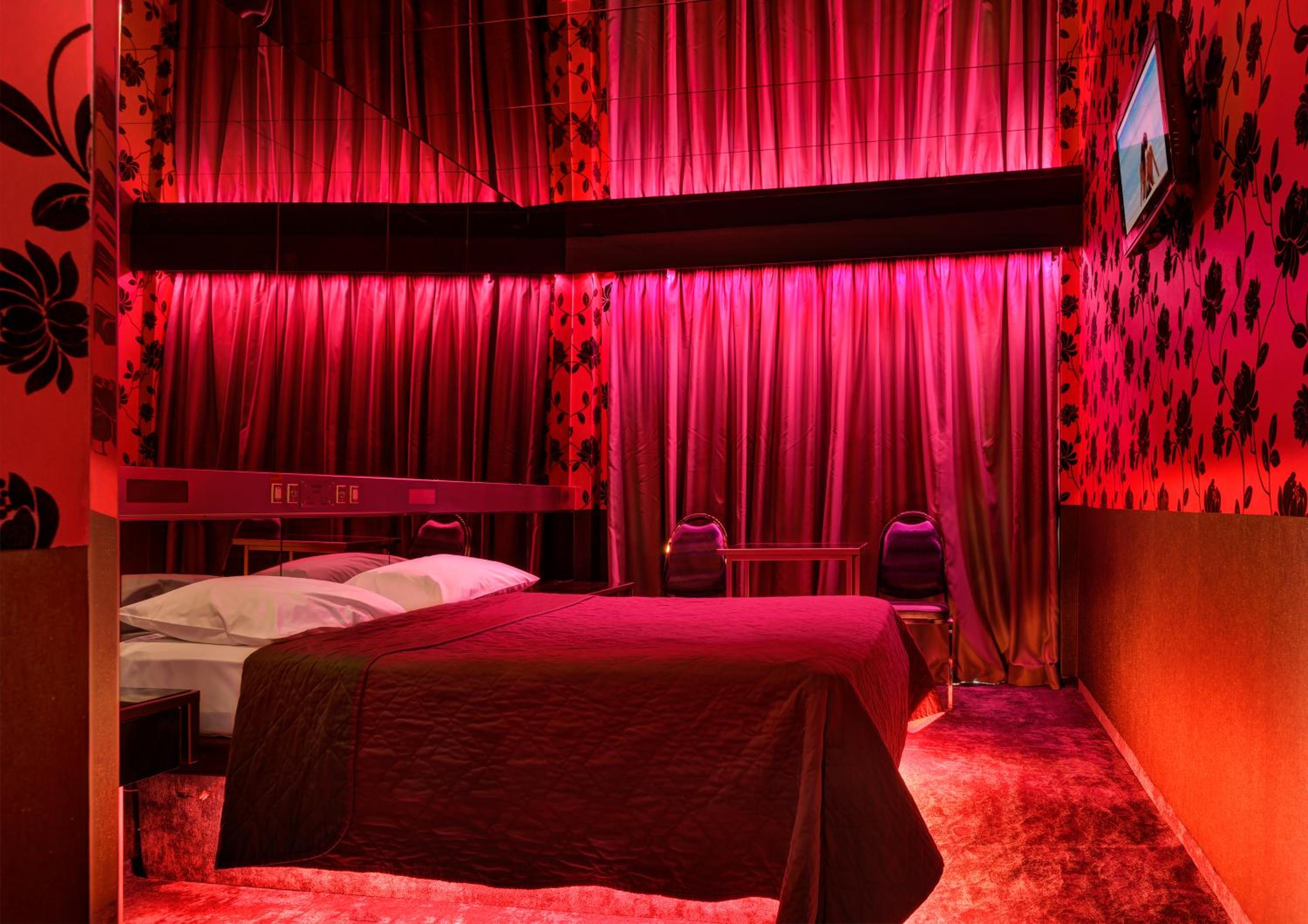 Deluxe Double Room with Shower - Photo 6