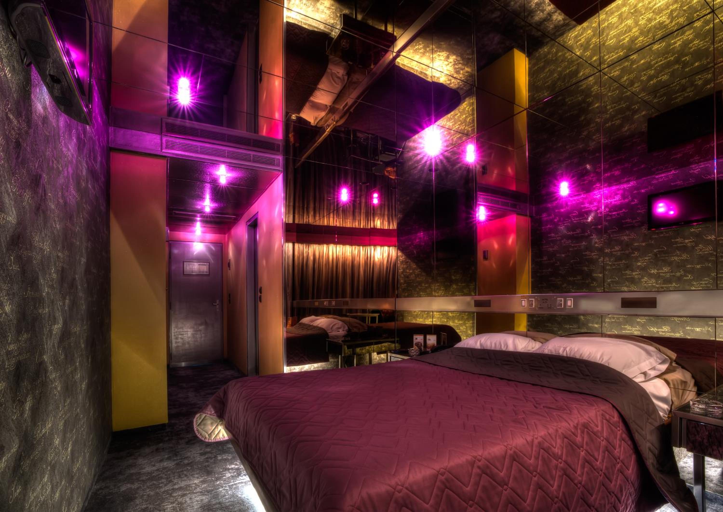 Deluxe Double Room with Shower - Photo 2
