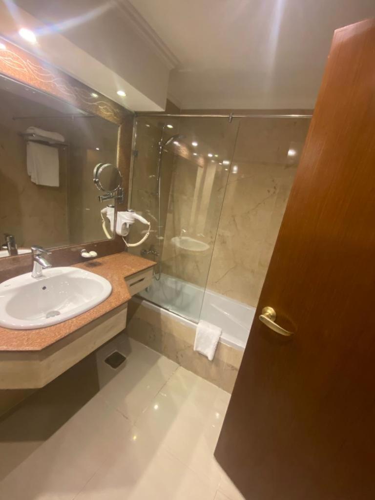 Family Room with Bathroom photo 2