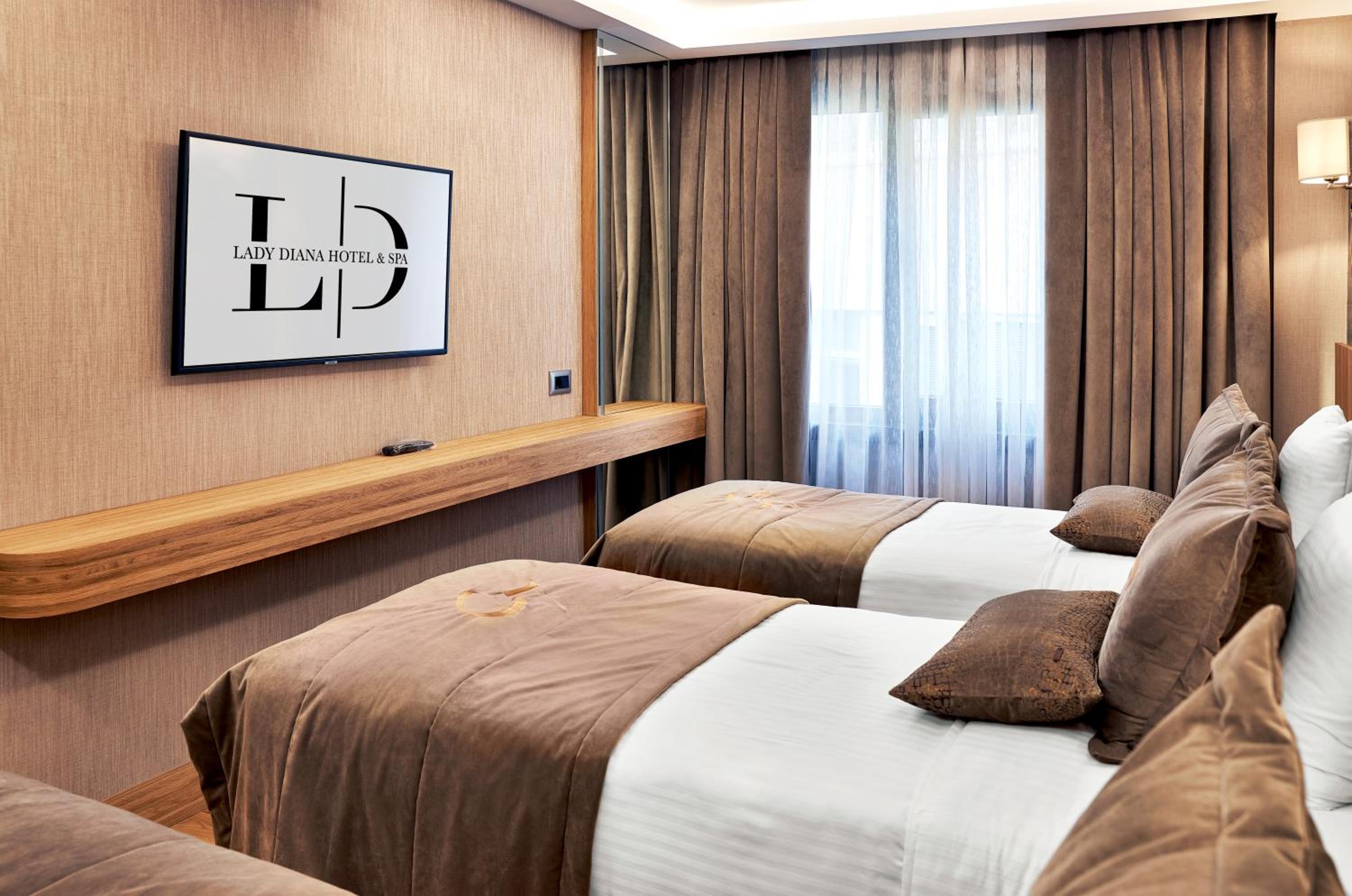 Standard Twin Room thumbnail 5