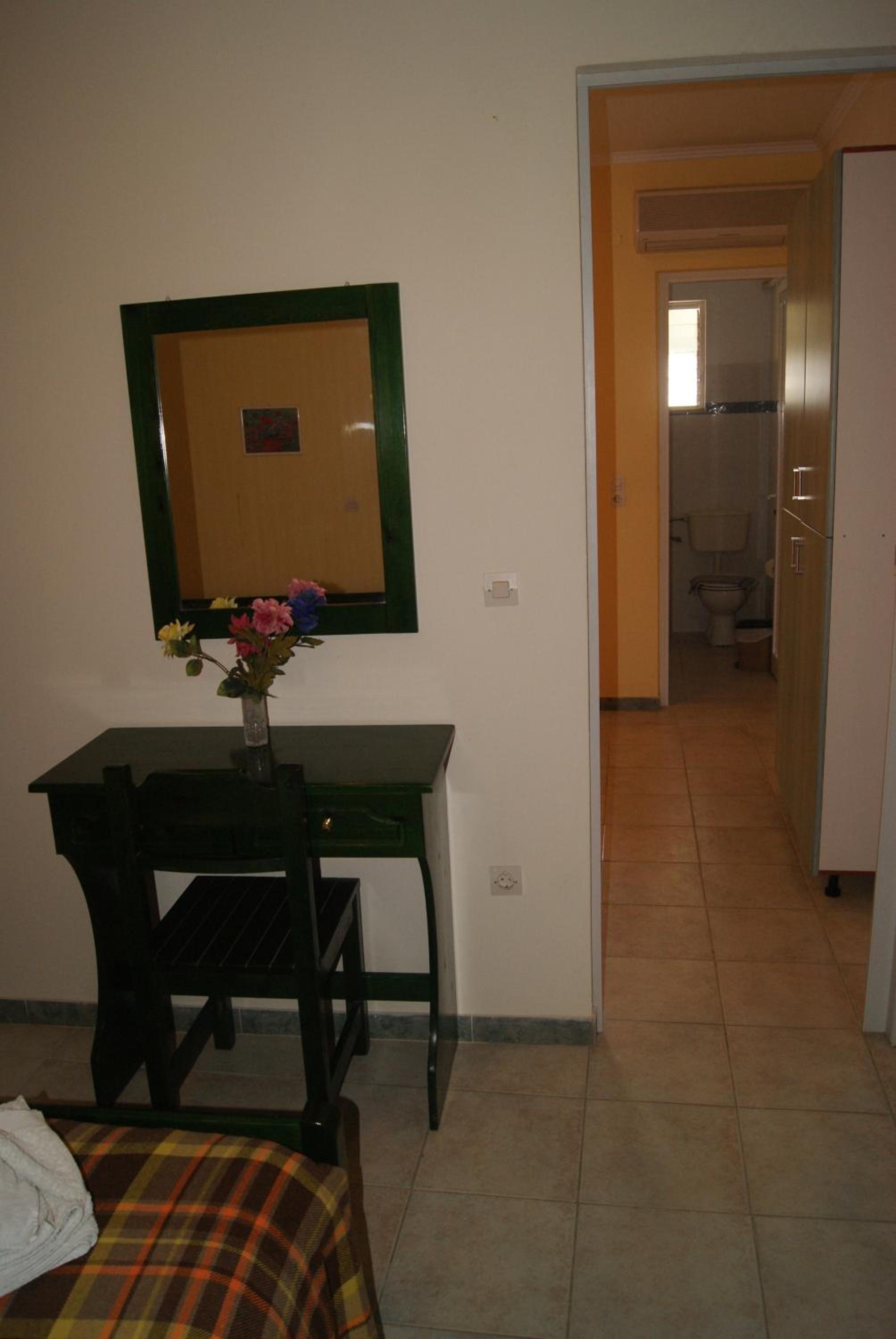 One-Bedroom Apartment - Photo 7