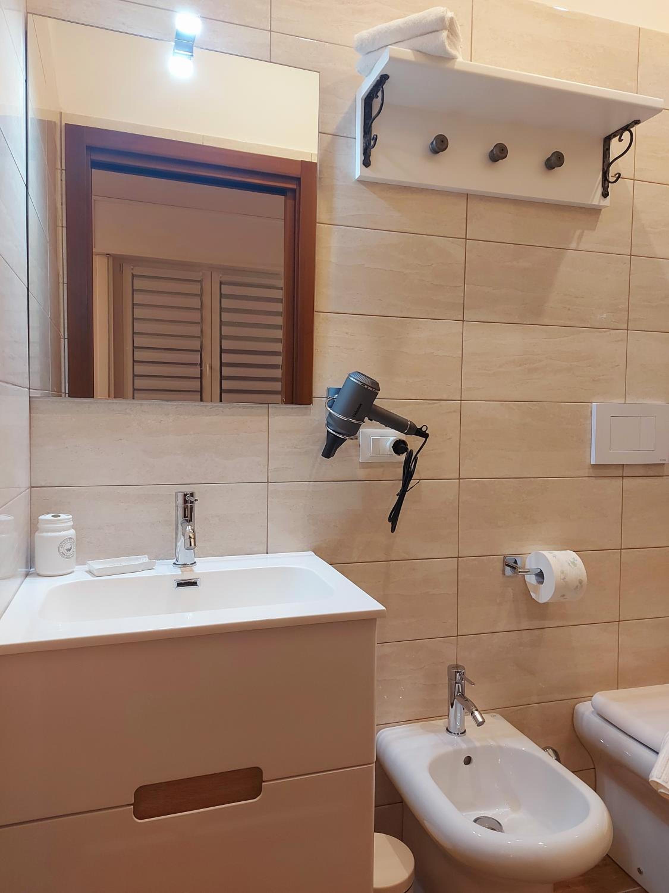 Double Room with Private Bathroom - Photo 7