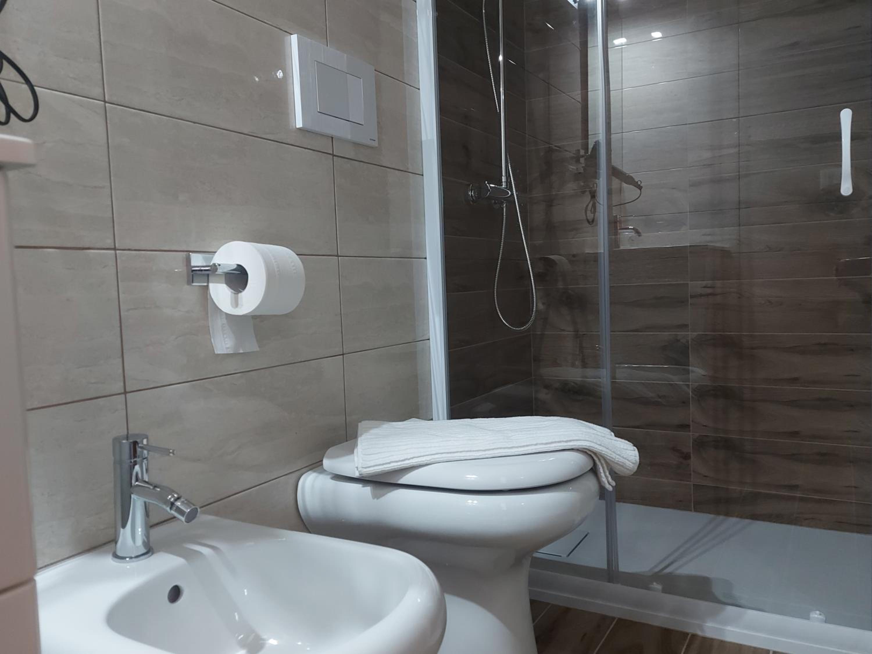 Double Room with Private Bathroom - Photo 14